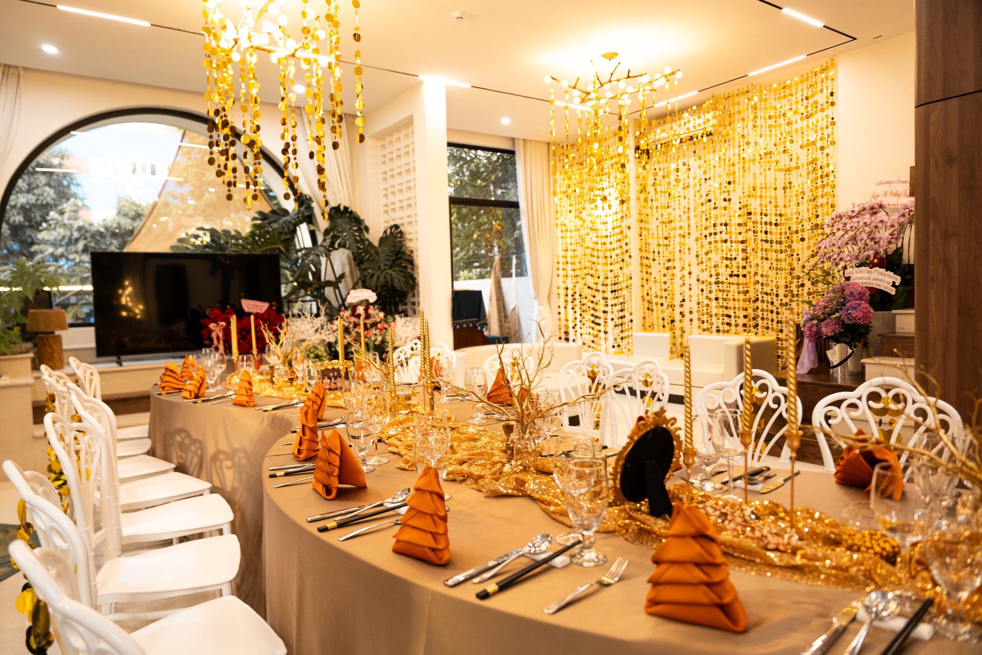 Phú bà 4 con ở dinh thự 1000m2 tự tay chuẩn bị lễ kỷ niệm 10 năm ngày cưới, đỉnh thế này bảo sao chồng mê đắm!- Ảnh 10.