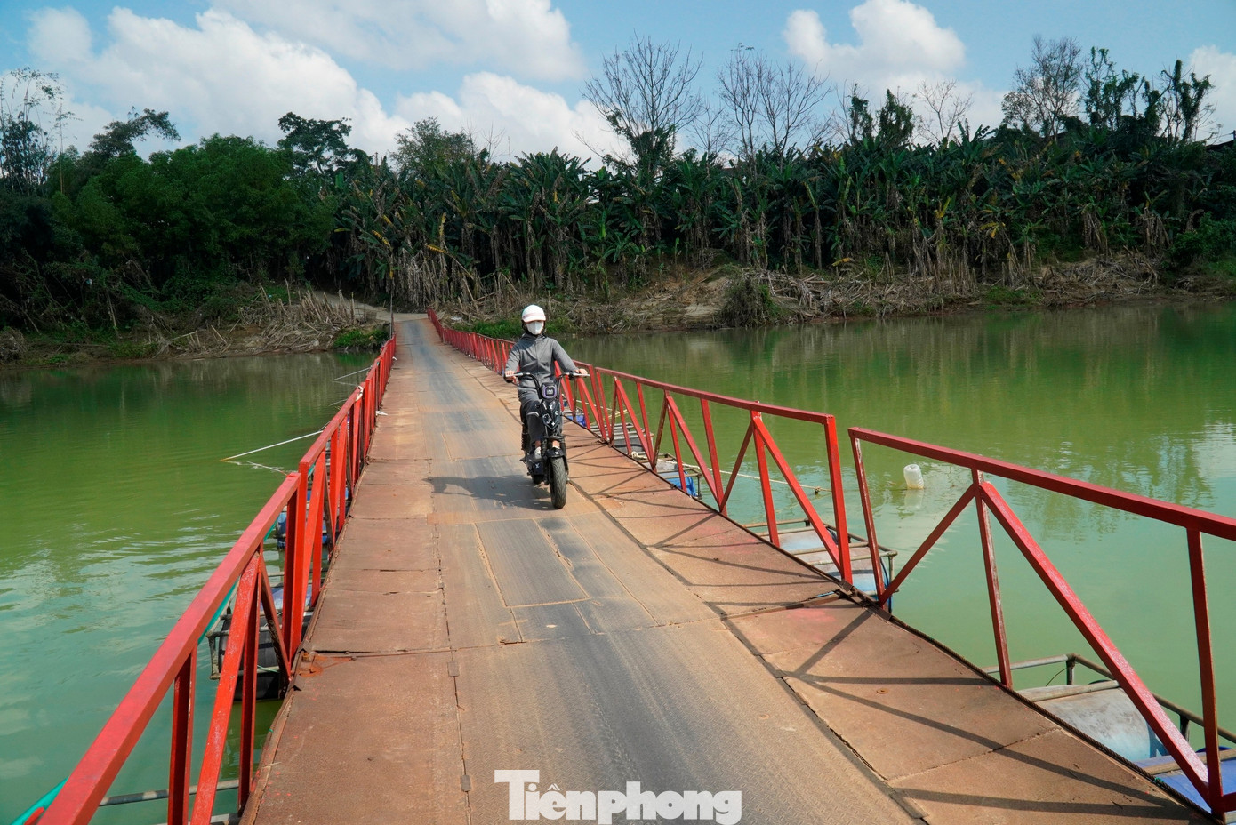 Nối xong cầu phao bị lũ cuốn đứt trên thượng nguồn sông Hương- Ảnh 1.