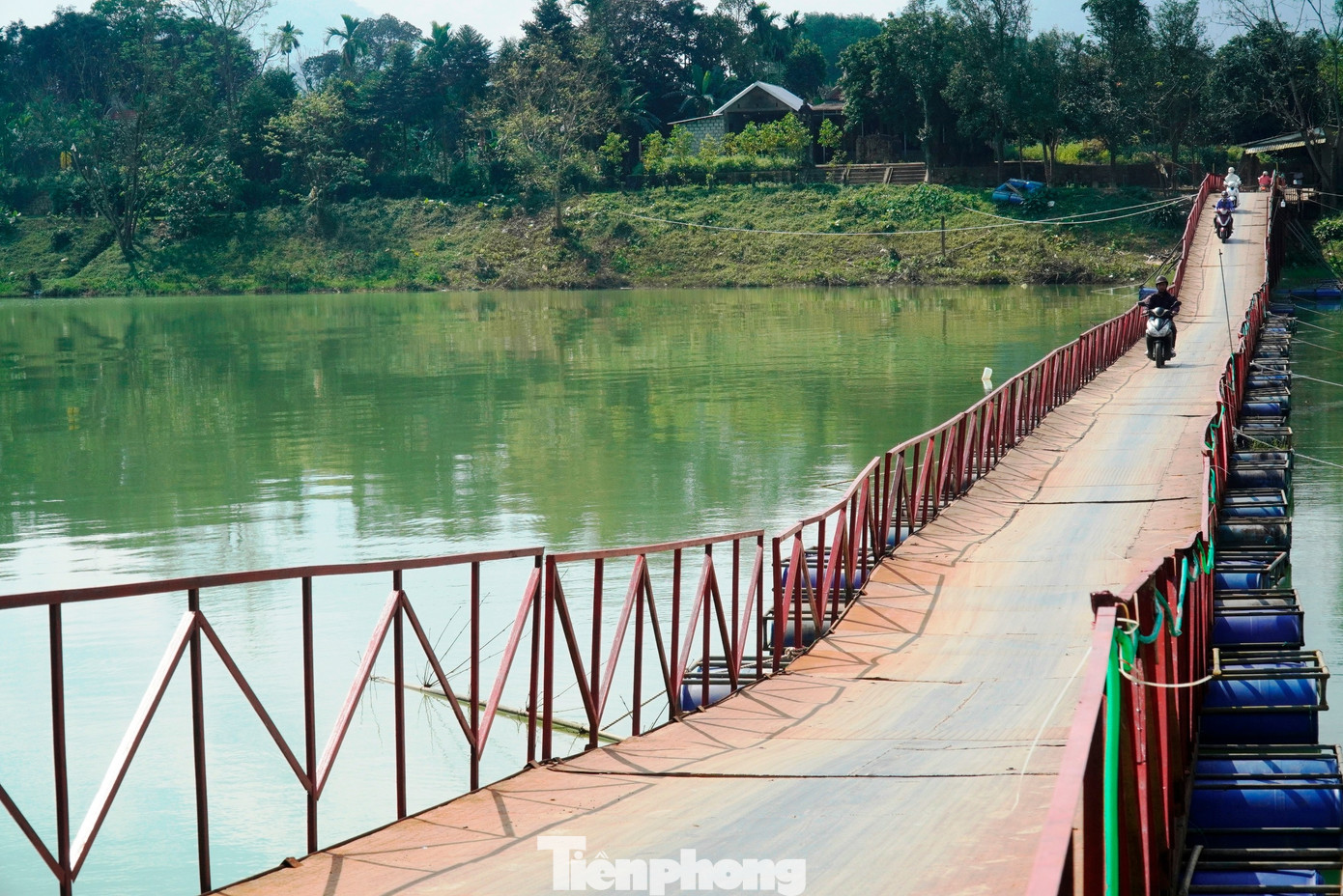 Nối xong cầu phao bị lũ cuốn đứt trên thượng nguồn sông Hương- Ảnh 2.