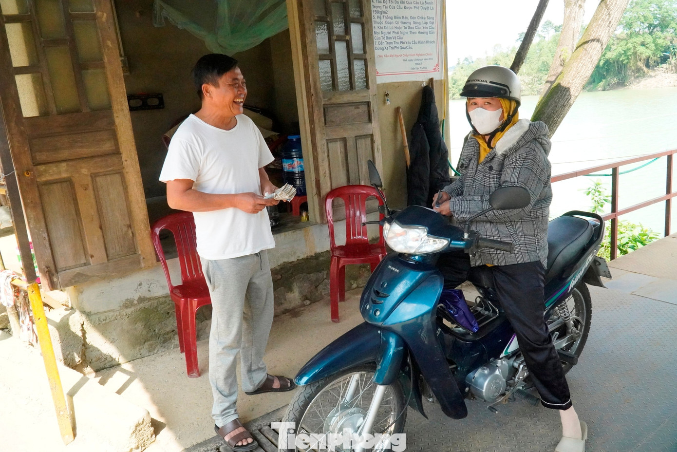 Nối xong cầu phao bị lũ cuốn đứt trên thượng nguồn sông Hương- Ảnh 3.