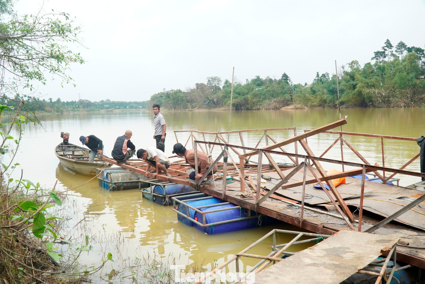 Nối xong cầu phao bị lũ cuốn đứt trên thượng nguồn sông Hương- Ảnh 4.