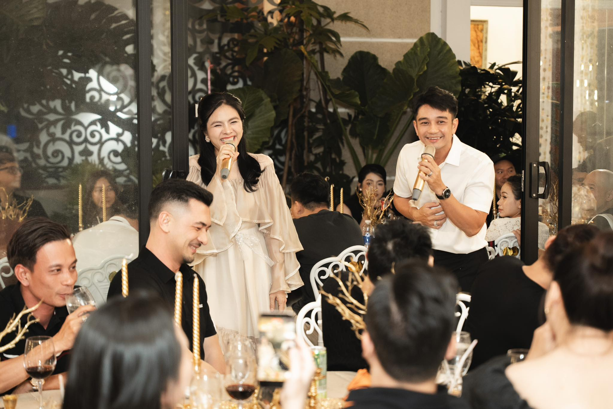 Phú bà 4 con ở dinh thự 1000m2 tự tay chuẩn bị lễ kỷ niệm 10 năm ngày cưới, đỉnh thế này bảo sao chồng mê đắm!- Ảnh 17.