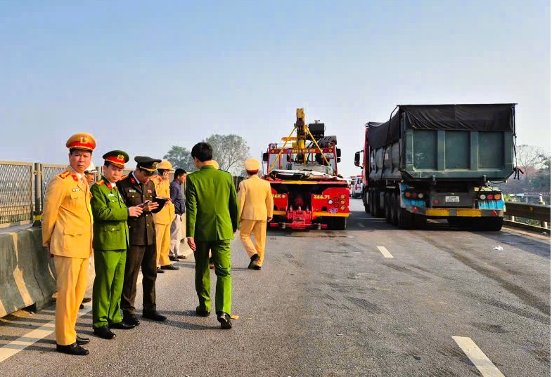 Hiện trường xe khách gặp nạn trên cao tốc khiến 4 người chết, 6 người bị thương - Ảnh 4.