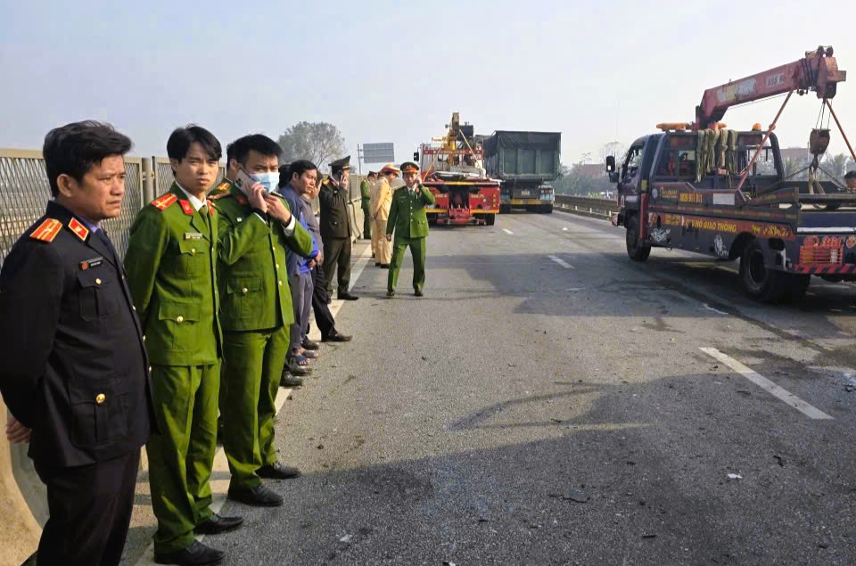 Hiện trường xe khách gặp nạn trên cao tốc khiến 4 người chết, 6 người bị thương - Ảnh 2.