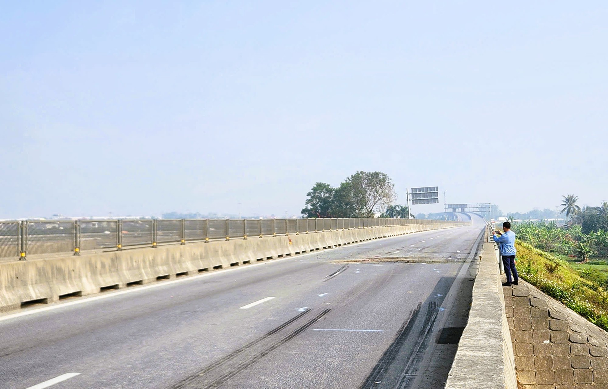 Hiện trường xe khách gặp nạn trên cao tốc khiến 4 người chết, 6 người bị thương - Ảnh 5.