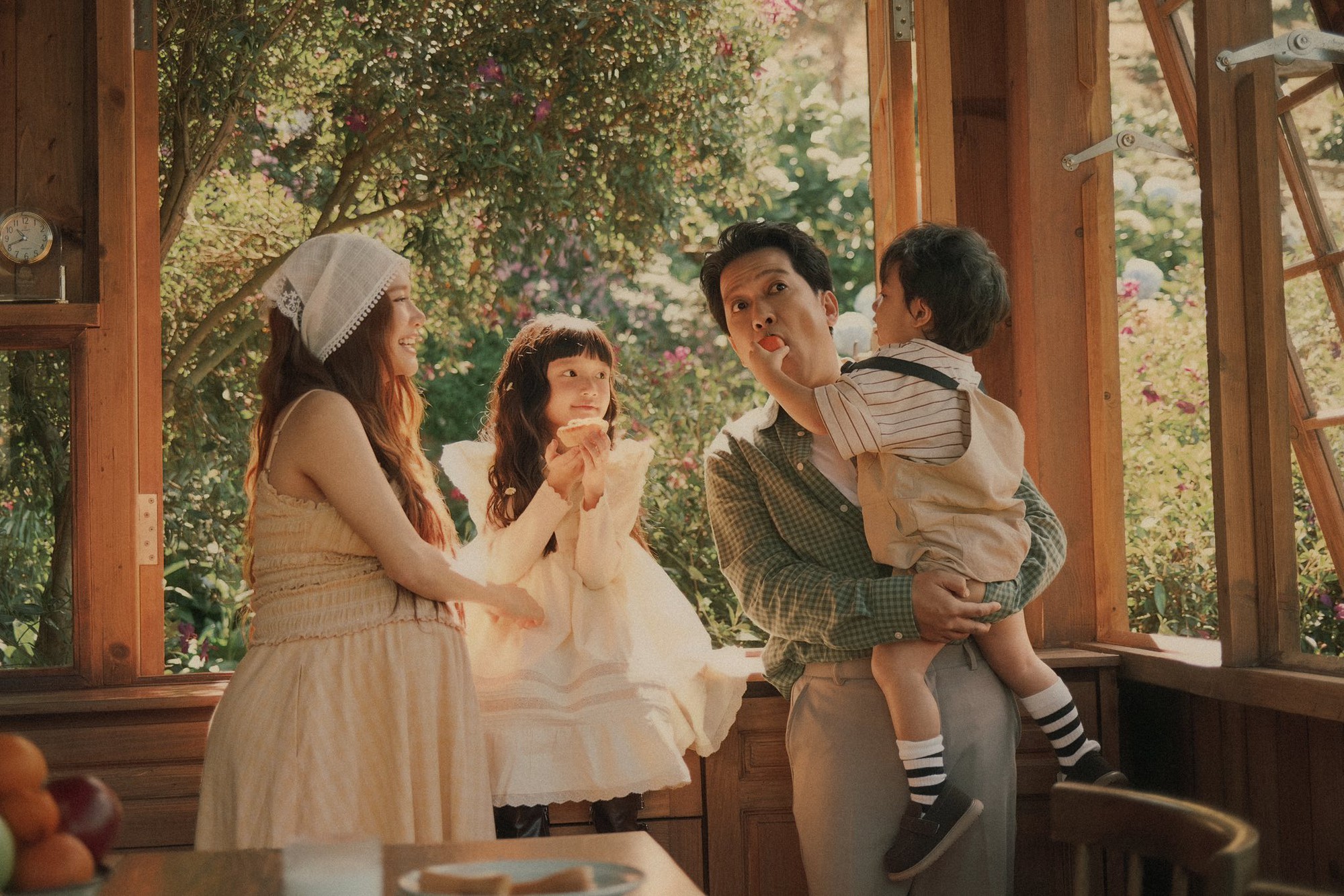 Bộ ảnh gia đình Trường Giang - Nhã Phương ở Đà Lạt: 2 nhóc tỳ lộ rõ mặt, hạnh phúc tràn màn hình!- Ảnh 2.