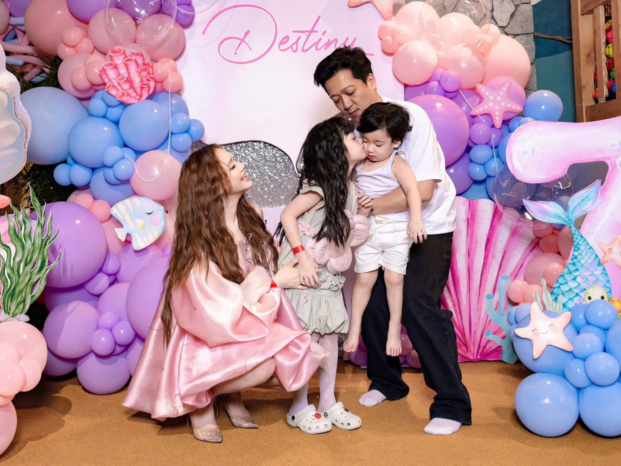 Bộ ảnh gia đình Trường Giang - Nhã Phương ở Đà Lạt: 2 nhóc tỳ lộ rõ mặt, hạnh phúc tràn màn hình!- Ảnh 12.