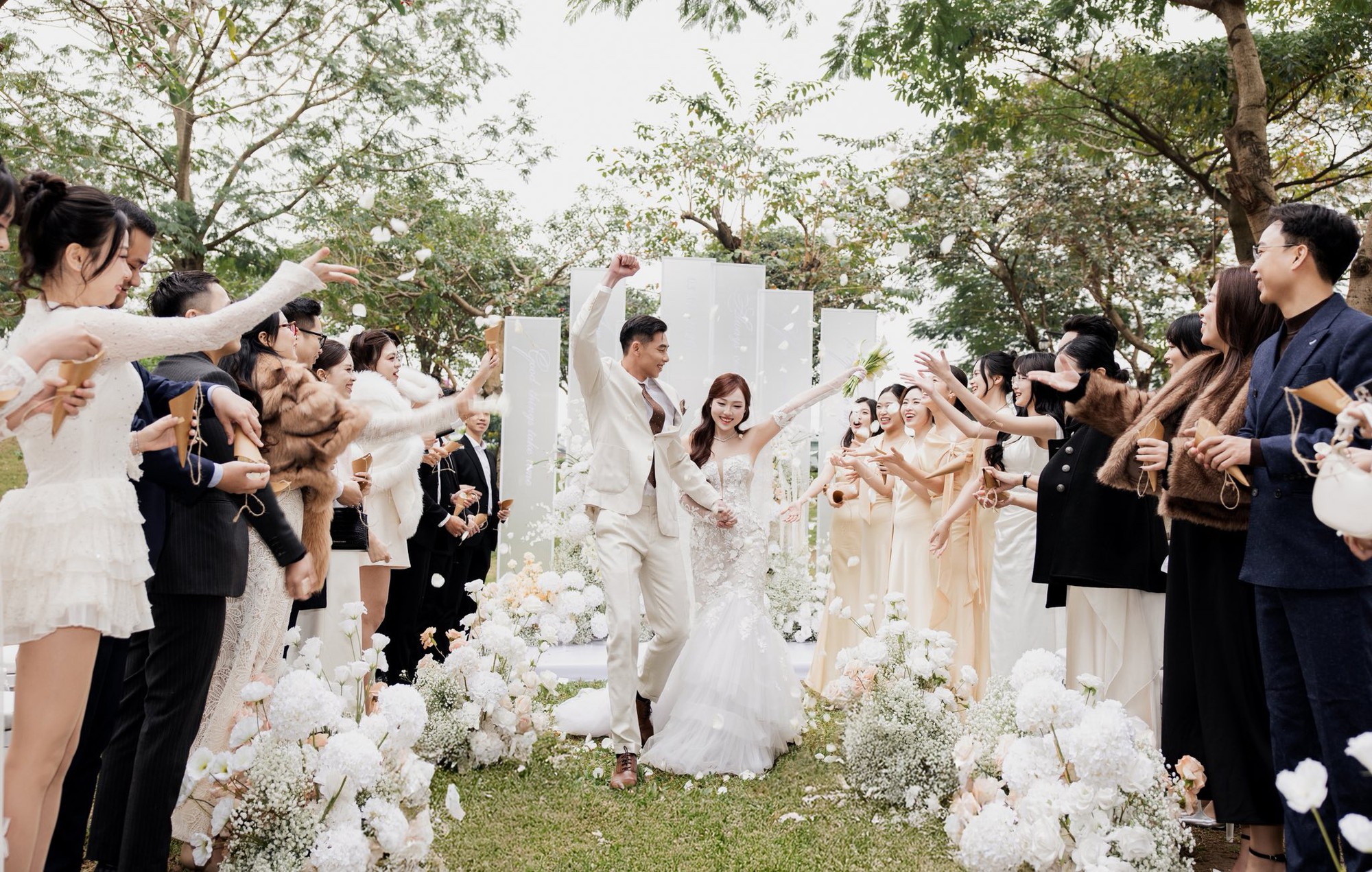 Ảnh cưới nét căng của thủ môn U23 Việt Nam và vợ thạc sĩ - Ảnh 8. Ảnh cưới nét căng của thủ môn U23 Việt Nam và vợ thạc sĩ - Ảnh 8.