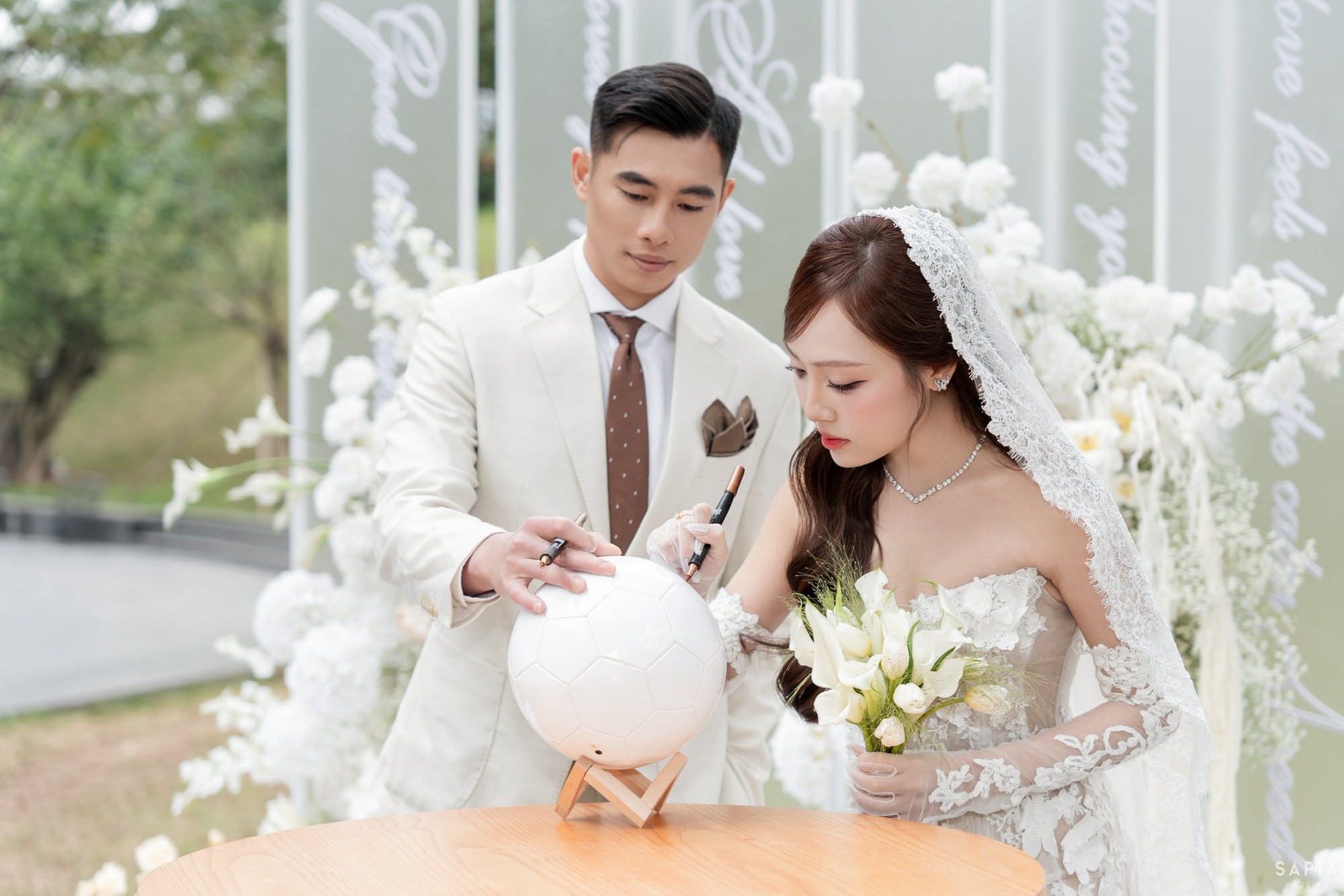 Ảnh cưới nét căng của thủ môn U23 Việt Nam và vợ thạc sĩ - Ảnh 12. Ảnh cưới nét căng của thủ môn U23 Việt Nam và vợ thạc sĩ - Ảnh 12.