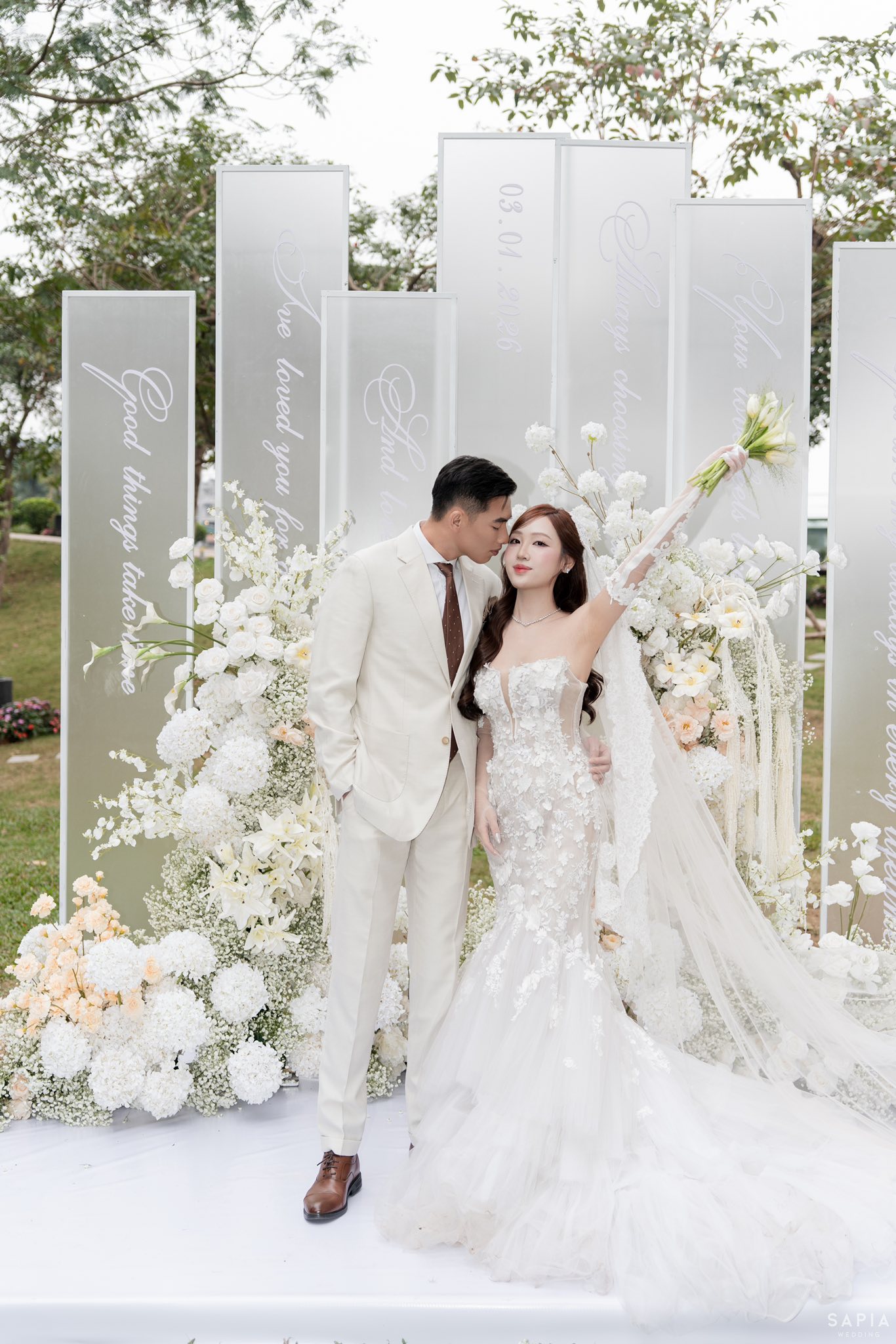 Ảnh cưới nét căng của thủ môn U23 Việt Nam và vợ thạc sĩ - Ảnh 9. Ảnh cưới nét căng của thủ môn U23 Việt Nam và vợ thạc sĩ - Ảnh 9.