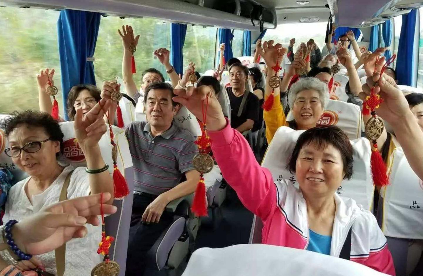 Sau nghỉ hưu, cả tin khi tham gia các nhóm người cao tuổi: Cái giá phải trả không hề nhỏ- Ảnh 1. Sau nghỉ hưu, cả tin khi tham gia các nhóm người cao tuổi: Cái giá phải trả không hề nhỏ- Ảnh 1.