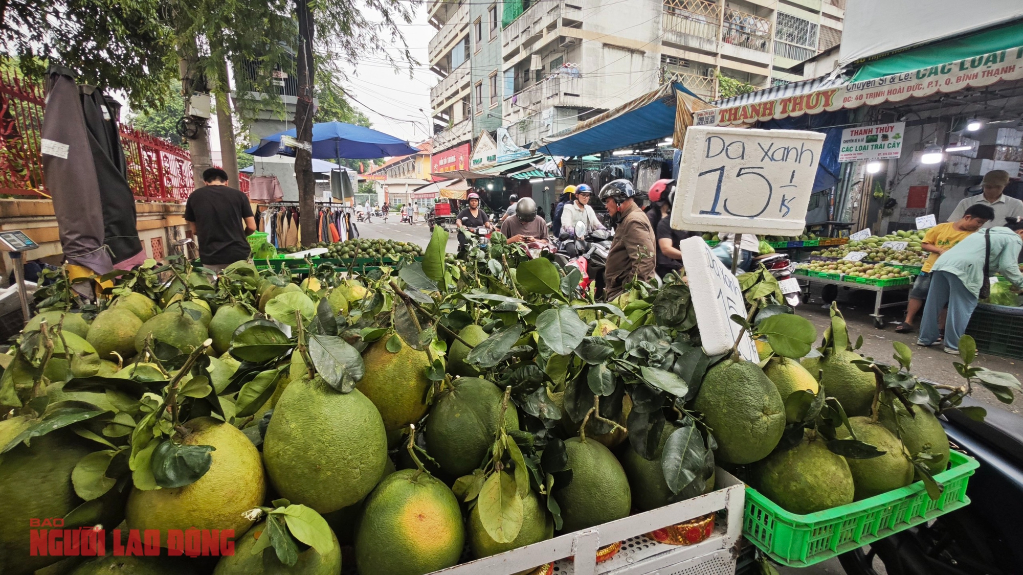Giá bưởi da xanh bất ngờ giảm trước Tết , cơ hội mua sắm tiết kiệm - Ảnh 2. Giá bưởi da xanh bất ngờ giảm trước Tết , cơ hội mua sắm tiết kiệm - Ảnh 2.