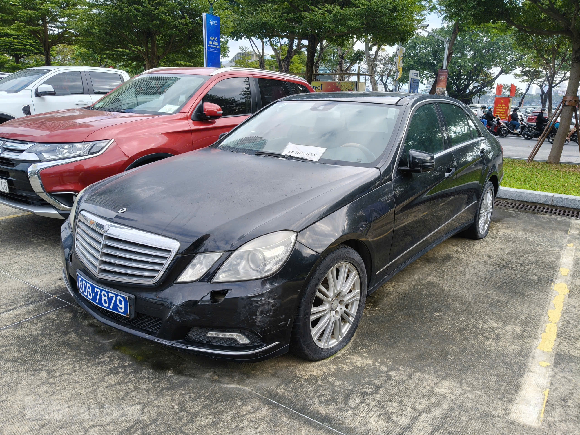 Cận cảnh xe công Mercedes - Benz E300 thanh lý ở Đà Nẵng , giá chỉ 282 triệu đồng - Ảnh 1.