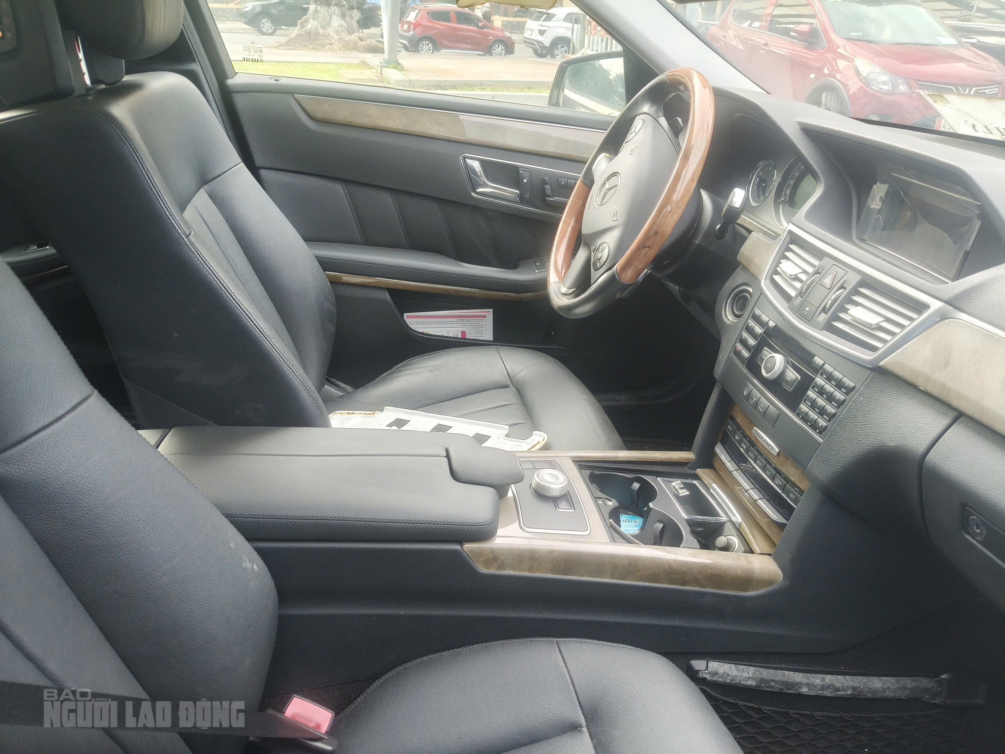 Cận cảnh xe công Mercedes - Benz E300 thanh lý ở Đà Nẵng , giá chỉ 282 triệu đồng - Ảnh 2.