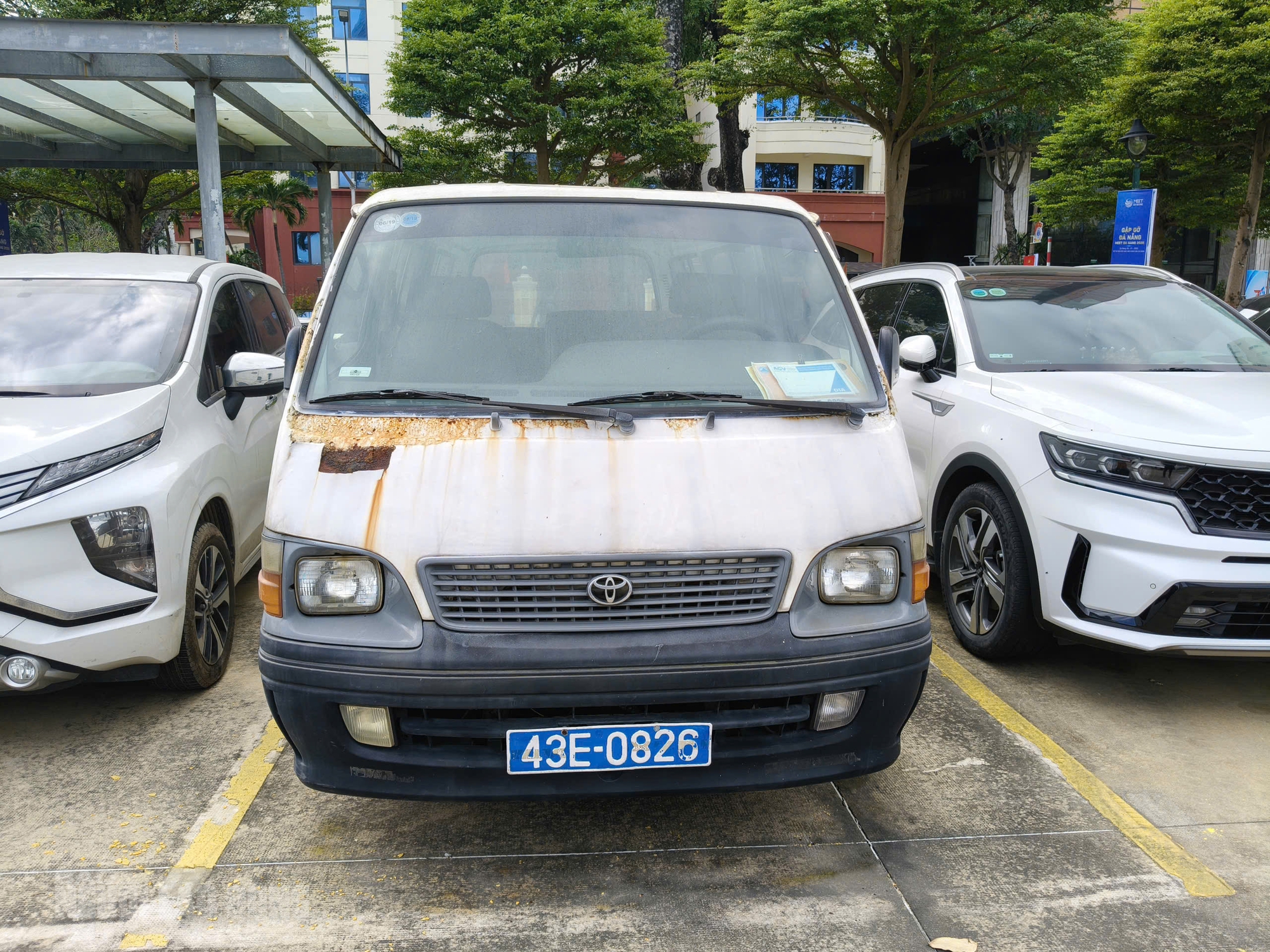 Cận cảnh xe công Mercedes - Benz E300 thanh lý ở Đà Nẵng , giá chỉ 282 triệu đồng - Ảnh 4.