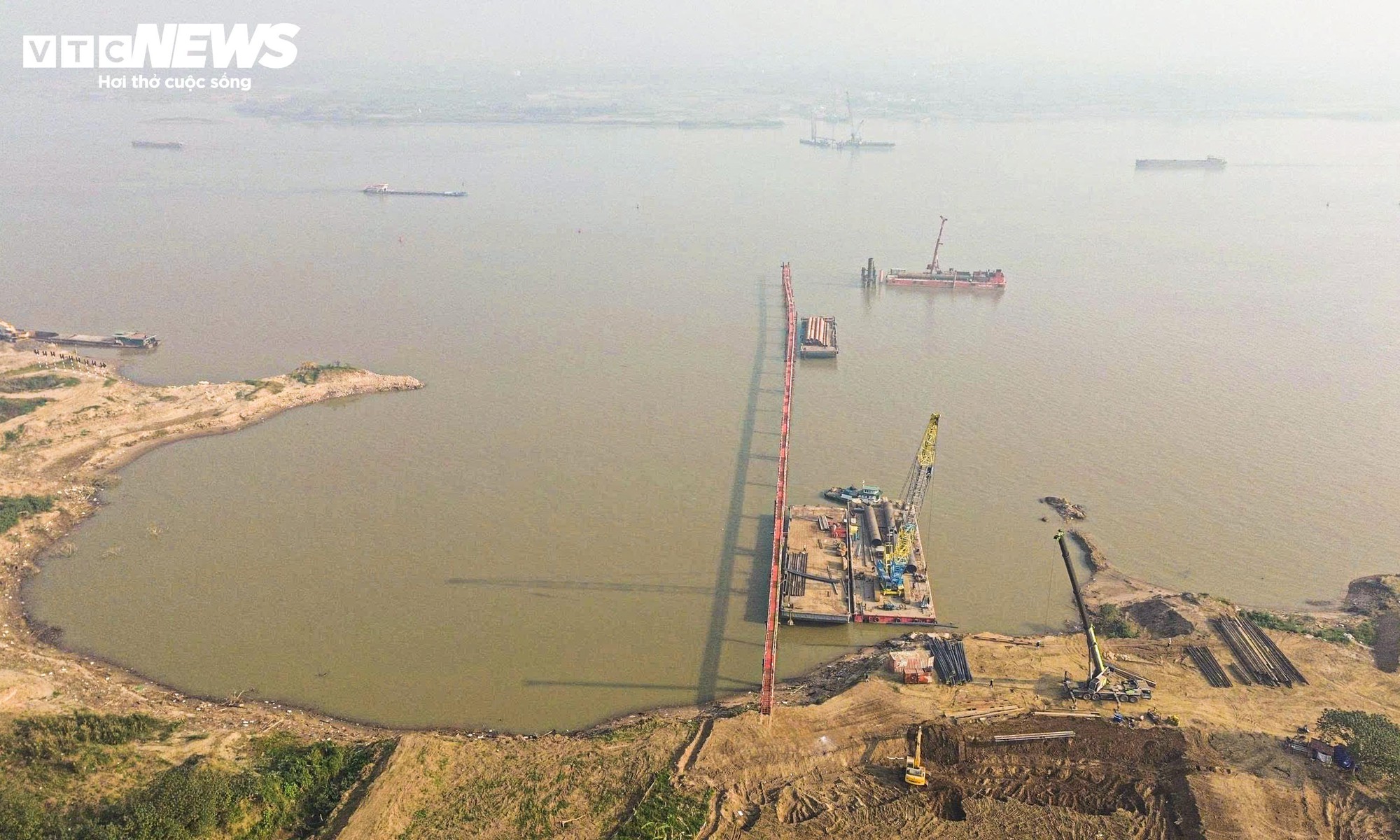 Cận cảnh công trường thi công cầu Thượng Cát hơn 7.300 tỷ đồng bắc qua sông Hồng- Ảnh 9.