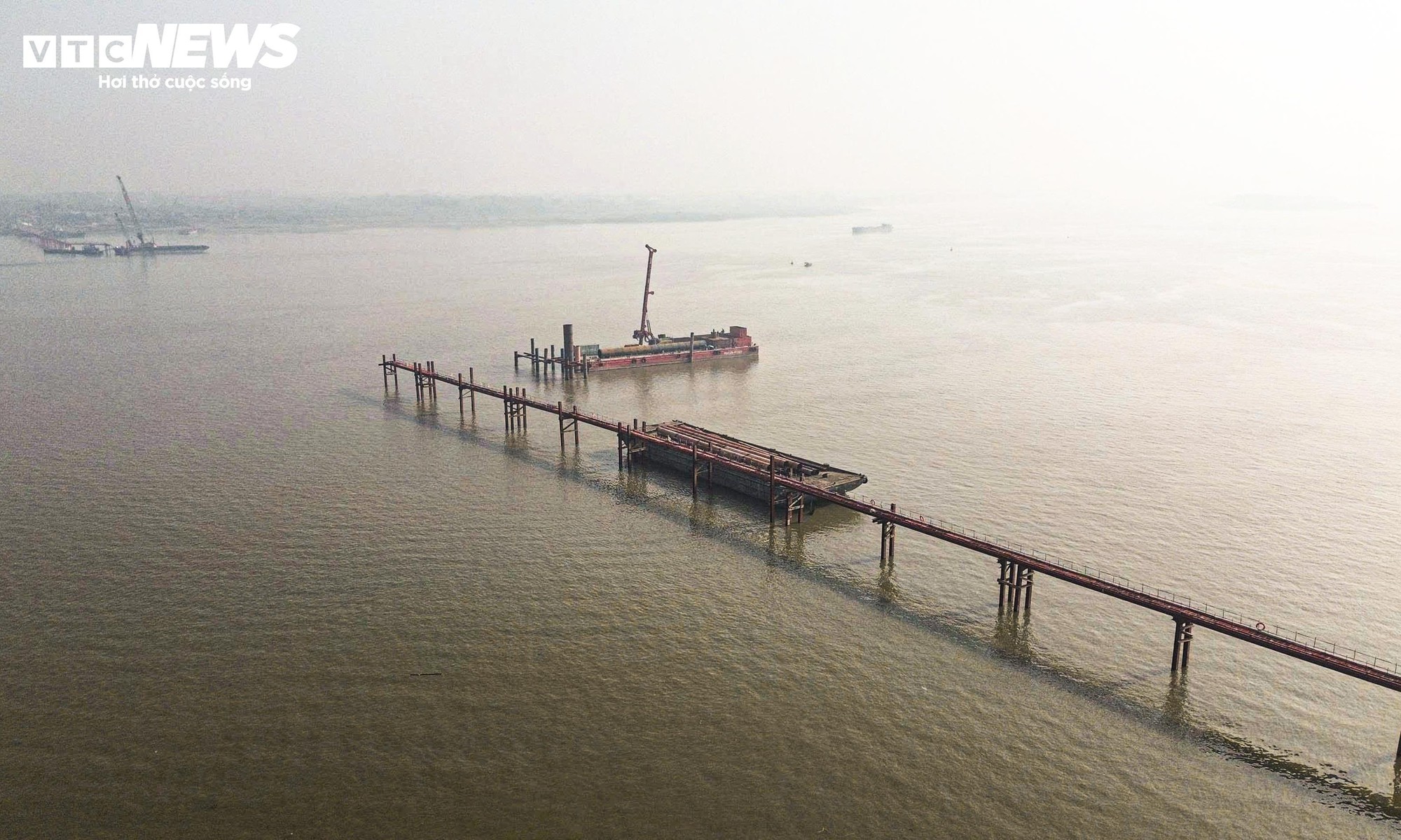 Cận cảnh công trường thi công cầu Thượng Cát hơn 7.300 tỷ đồng bắc qua sông Hồng- Ảnh 1.