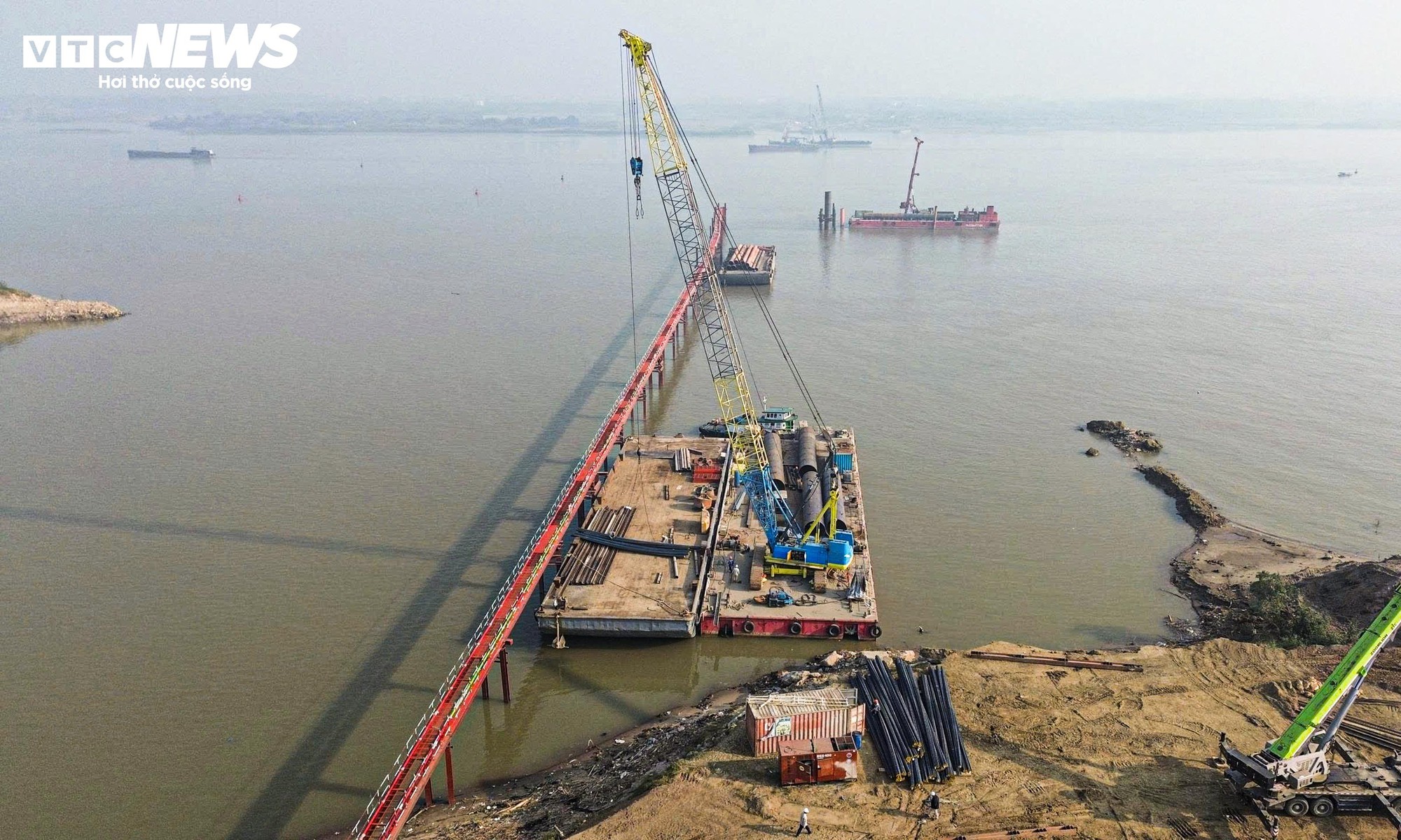 Cận cảnh công trường thi công cầu Thượng Cát hơn 7.300 tỷ đồng bắc qua sông Hồng- Ảnh 2.