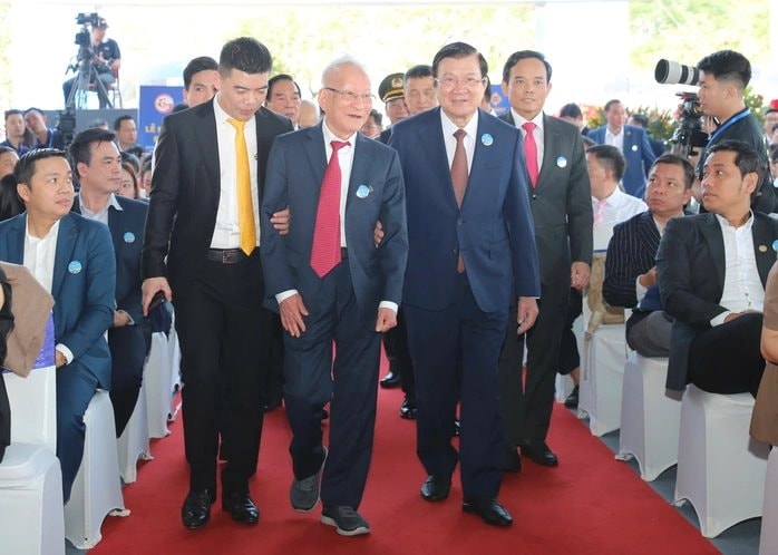 Hàng triệu người dân TP HCM vừa chứng kiến kỷ lục 240.000 tỷ, có 3 "đại gia" đảm nhận trọng trách lớn- Ảnh 1.