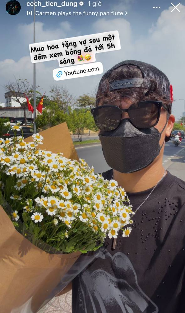 Có là "thủ môn quốc dân" Bùi Tiến Dũng cũng phải mua hoa về "nịnh vợ" sau đêm đi xem bóng đá tới 5h sáng - Ảnh 1.