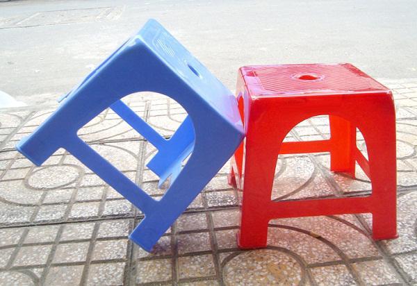 Vì sao trên mặt ghế nhựa lại thường có một lỗ tròn? Không đơn giản như nhiều người nghĩ - Ảnh 1.