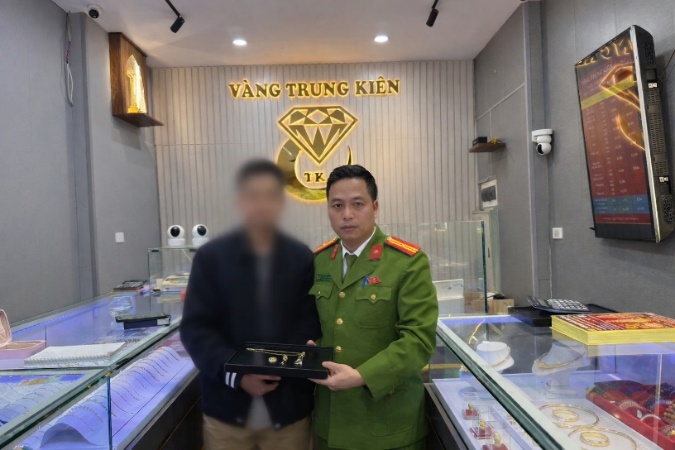 Công an Hà Nội ập vào một tiệm vàng trên phố Trung Kính - Ảnh 2.