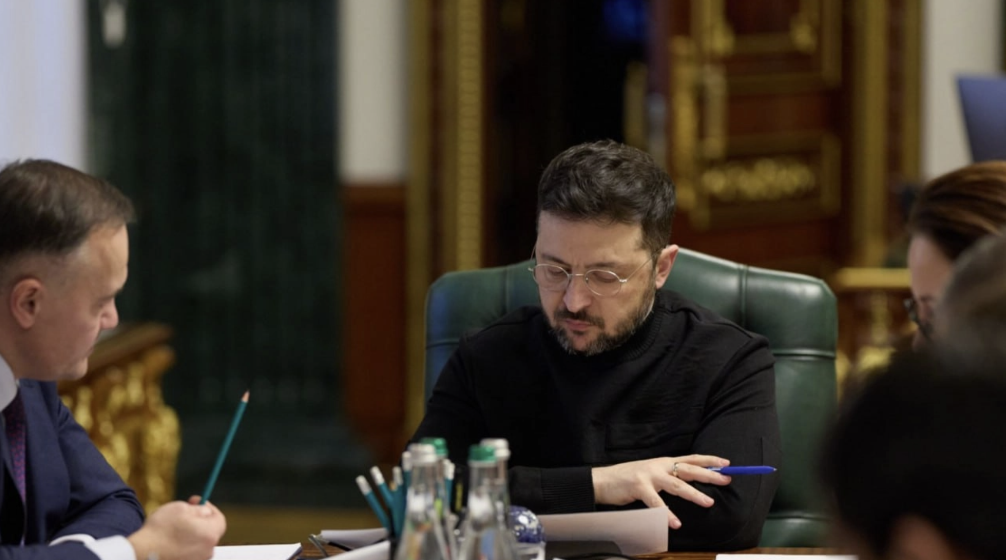 Nga lắc đầu về lệnh ngừng bắn, Ukraine ban bố tình trạng khẩn cấp - Ảnh 1.