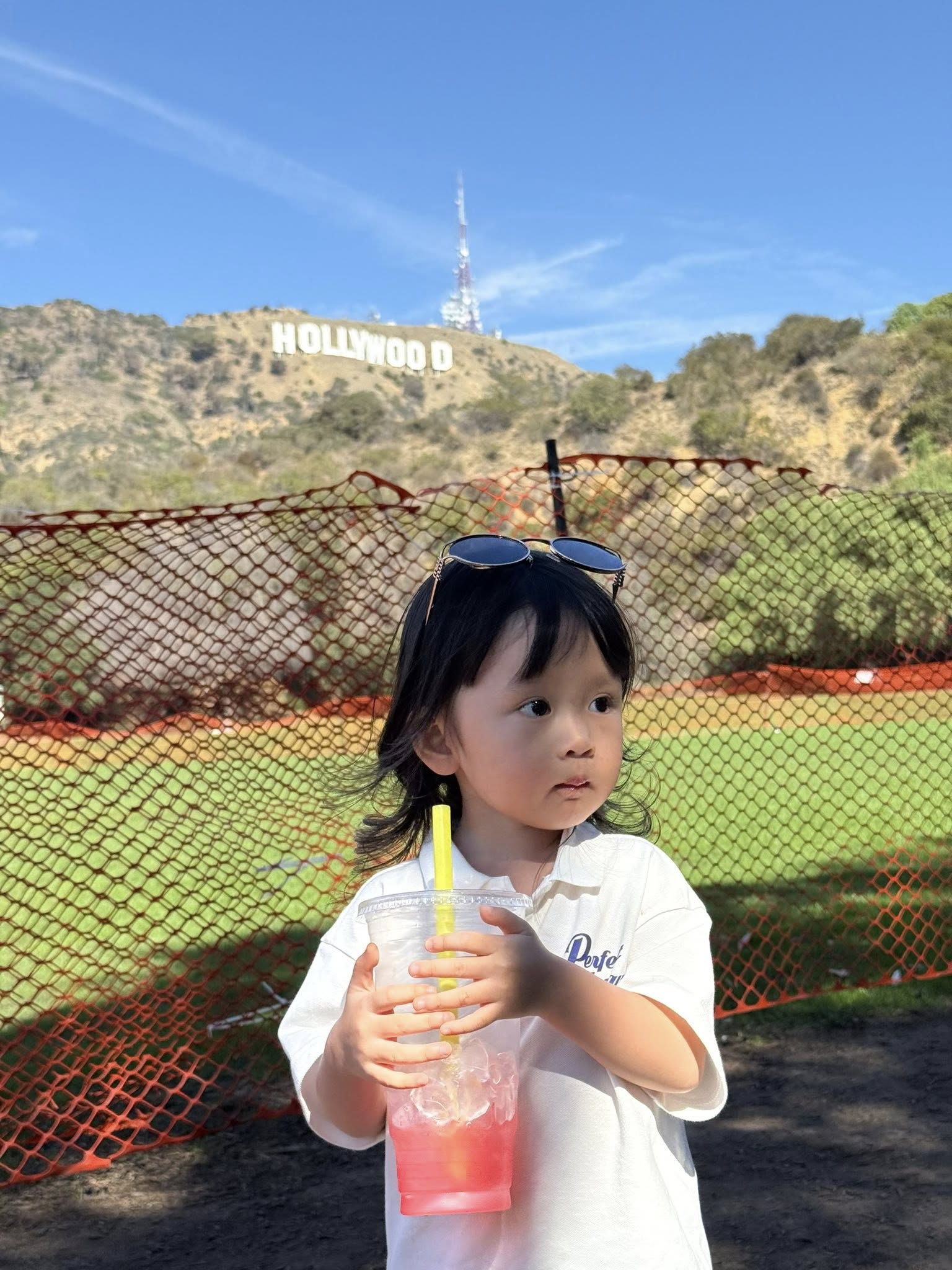 Khóc ở Mỹ, ngã ở Paris..., cô bé mới 3 tuổi đã được "vi vu" khắp thế giới: Đúng là "tuổi thơ dữ dội" khiến người lớn còn phải ước ao - Ảnh 7.