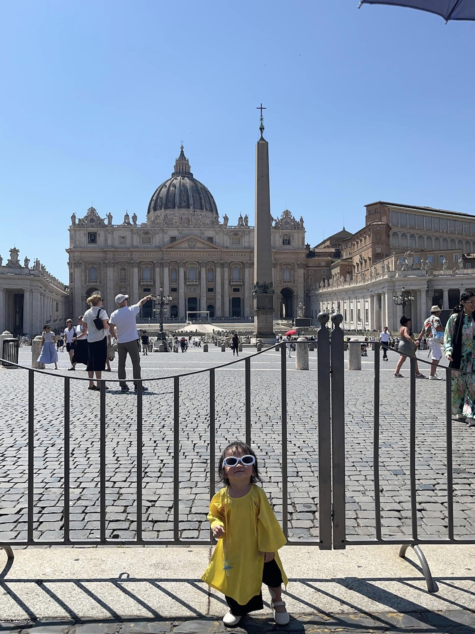 Khóc ở Mỹ, ngã ở Paris..., cô bé mới 3 tuổi đã được "vi vu" khắp thế giới: Đúng là "tuổi thơ dữ dội" khiến người lớn còn phải ước ao - Ảnh 8.