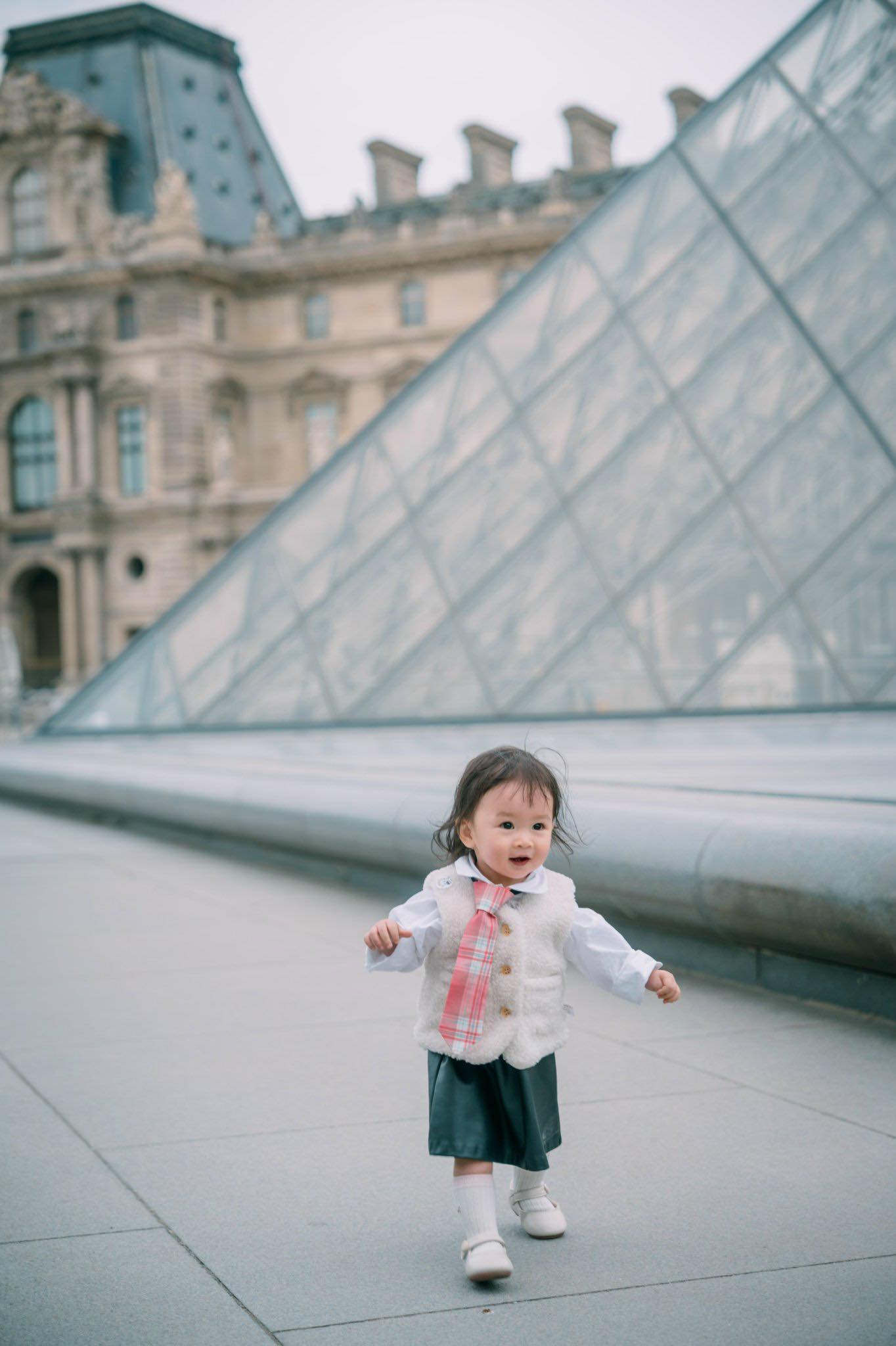 Khóc ở Mỹ, ngã ở Paris..., cô bé mới 3 tuổi đã được "vi vu" khắp thế giới: Đúng là "tuổi thơ dữ dội" khiến người lớn còn phải ước ao - Ảnh 9.