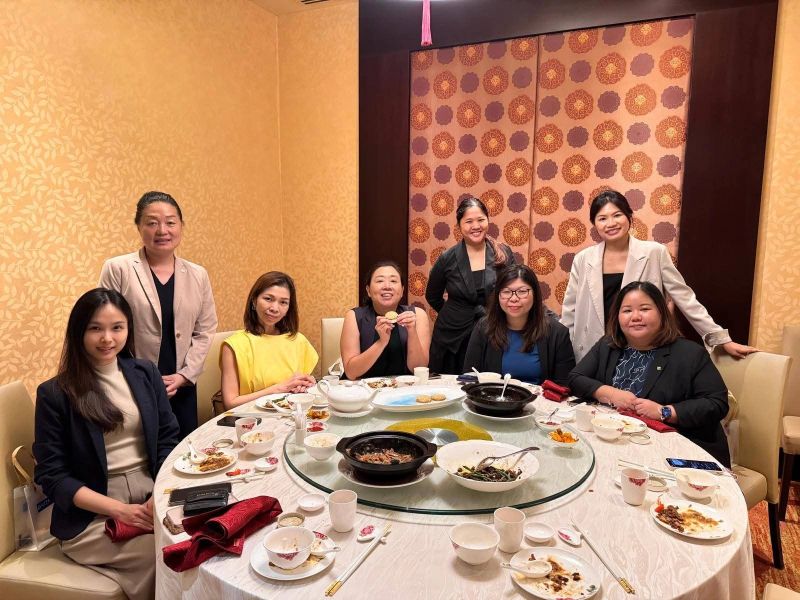 Mời họp lớp 15 người, đến nơi gấp đôi "quân số": Chủ tiệc làm một điều khiến cả bàn ăn chết lặng- Ảnh 1.