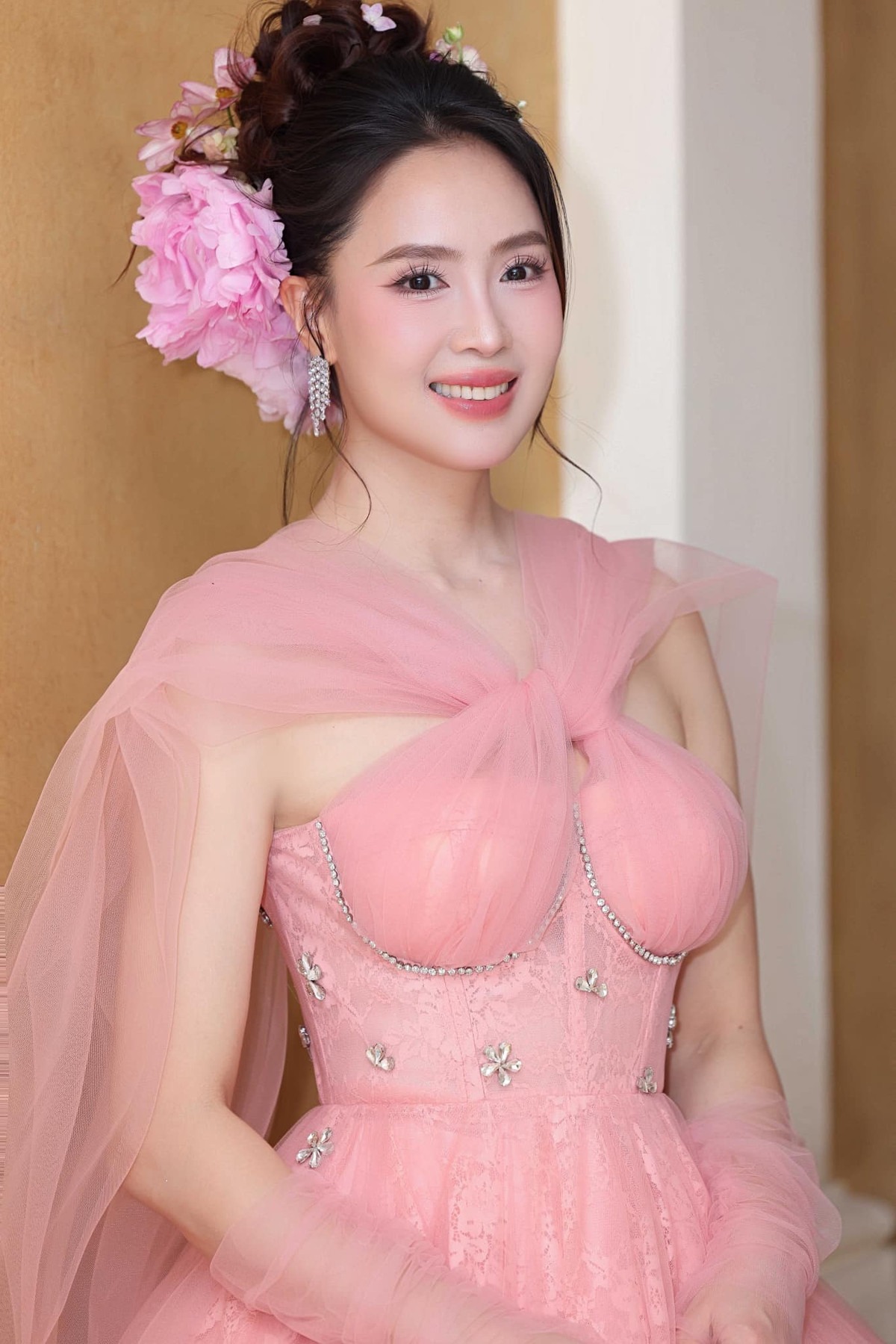 Mỹ nhân được cả showbiz nâng niu như báu vật, 42 tuổi vẫn là "bức họa" thời trang triệu người mê - Ảnh 1.