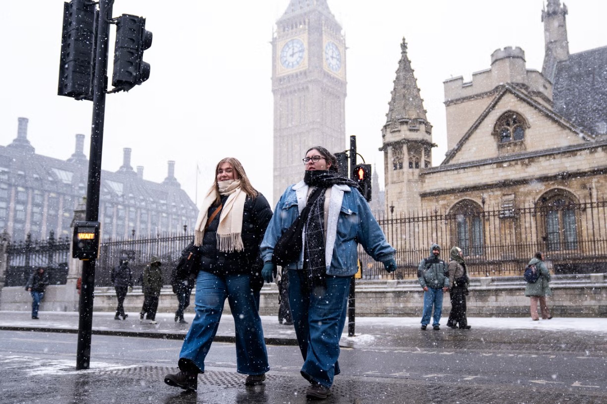 Người Anh sợ mùa đông vì "bão giá": Hứng nước tắm để xả bồn cầu, đêm lạnh cóng cũng không dám bật máy sưởi- Ảnh 1.