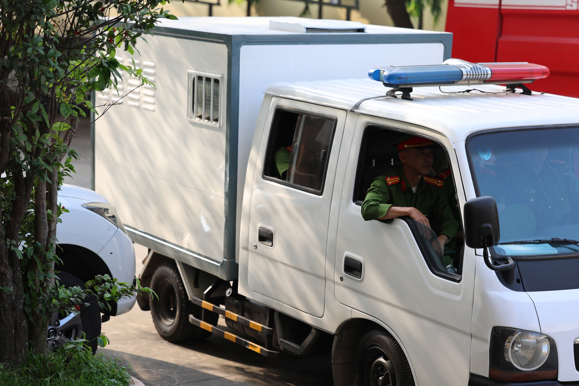 Vụ án liên quan Nguyễn Phương Hằng: Hình ảnh dẫn giải chủ kênh YouTube Lan Đinh sáng nay - Ảnh 3.