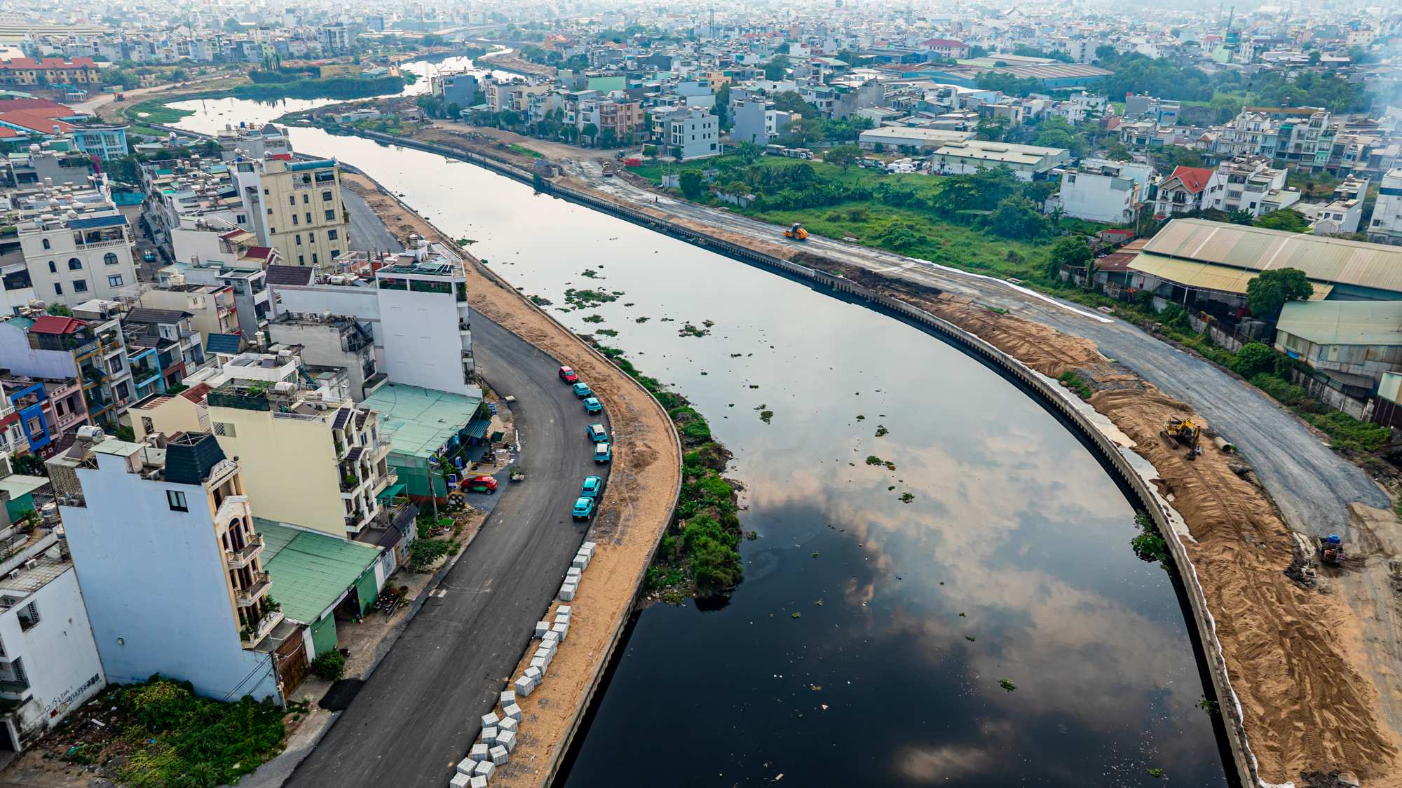 Dự án cải tạo kênh 9.000 tỷ, dài nhất TP.HCM: Đoạn đã “khoác áo mới”, đoạn vẫn ngổn ngang bùn đất - Ảnh 3.