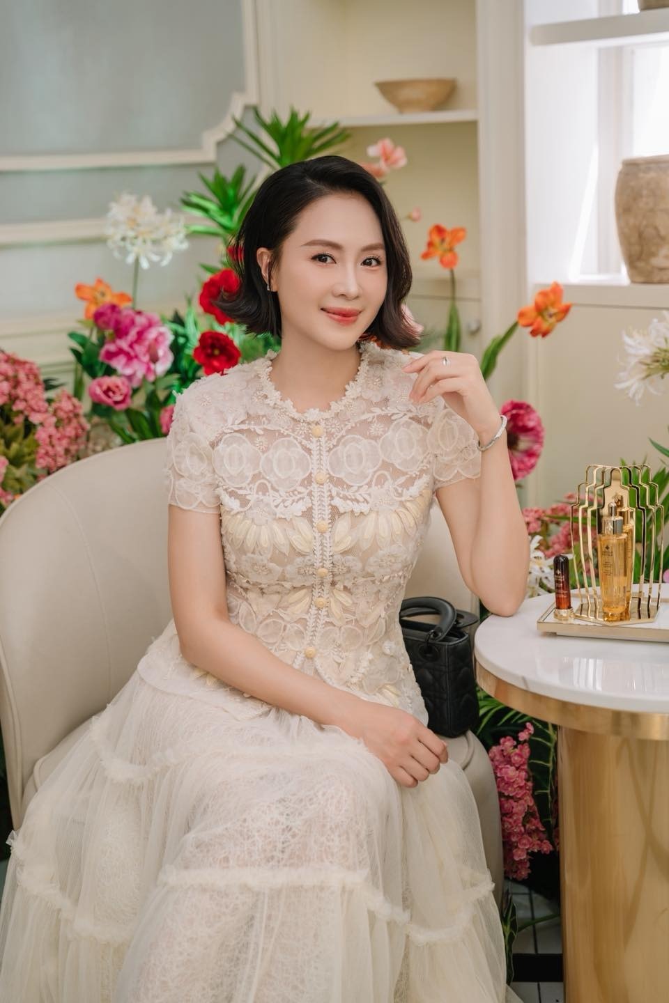 Mỹ nhân được cả showbiz nâng niu như báu vật, 42 tuổi vẫn là "bức họa" thời trang triệu người mê - Ảnh 12.