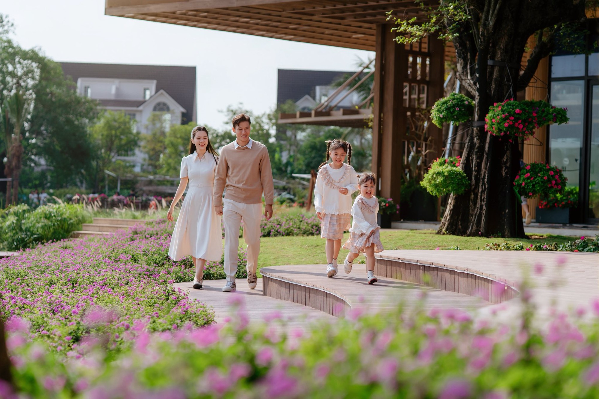 Ngắm bộ ảnh đẹp như ngôn tình của đội trưởng tuyển Việt Nam bên Hoa khôi Đại học Vinh và con gái nhỏ- Ảnh 2.