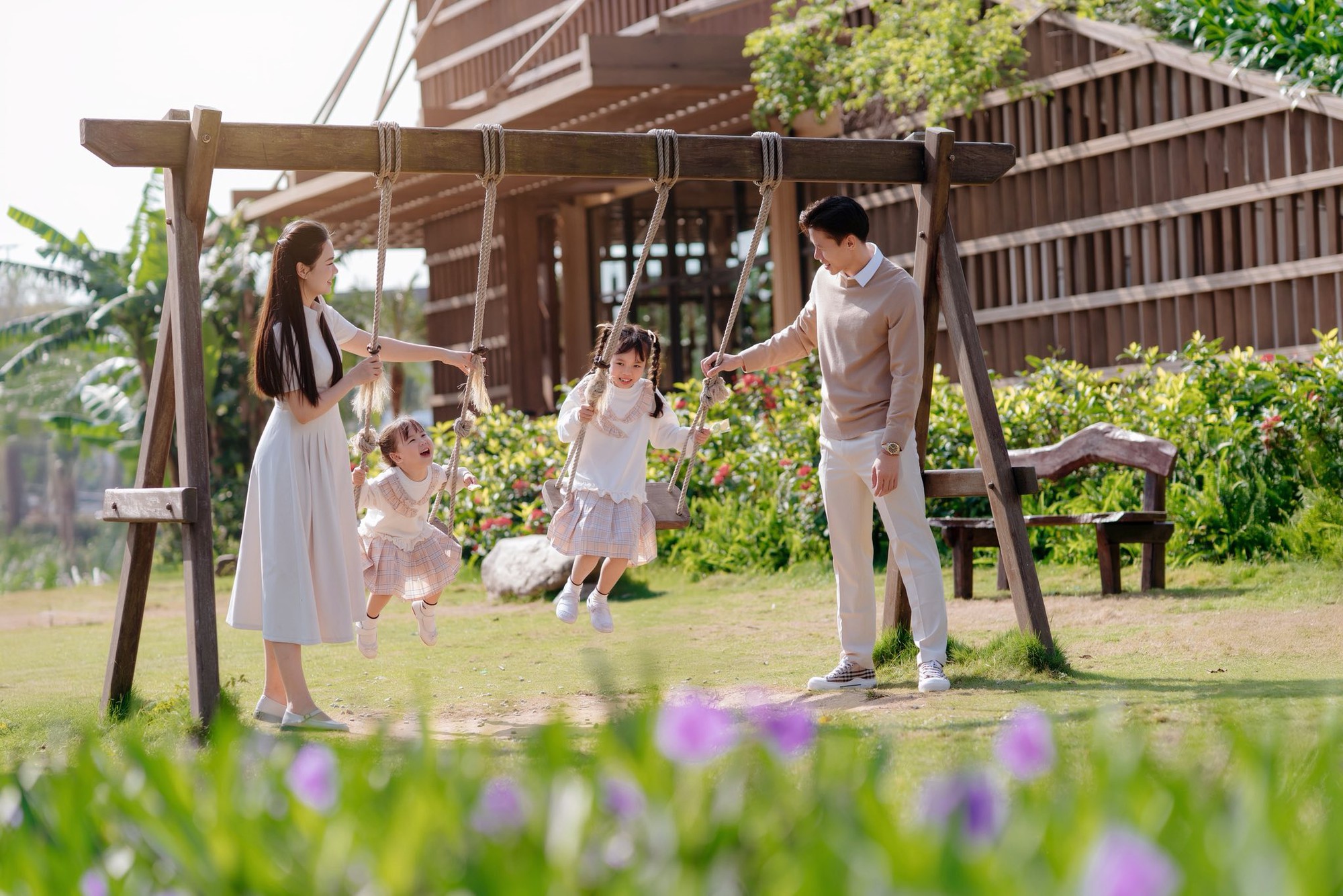 Ngắm bộ ảnh đẹp như ngôn tình của đội trưởng tuyển Việt Nam bên Hoa khôi Đại học Vinh và con gái nhỏ- Ảnh 8.