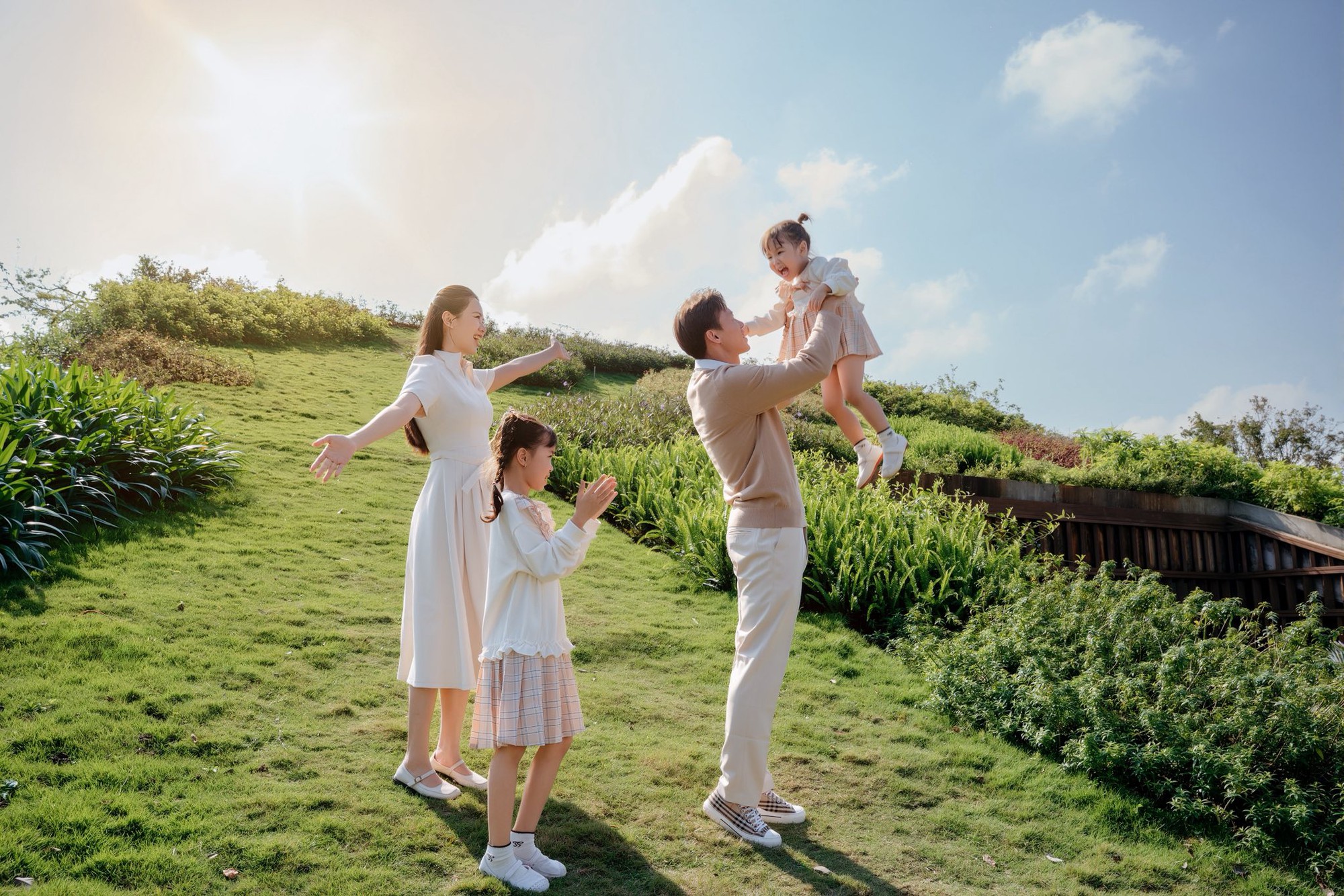 Ngắm bộ ảnh đẹp như ngôn tình của đội trưởng tuyển Việt Nam bên Hoa khôi Đại học Vinh và con gái nhỏ- Ảnh 5.