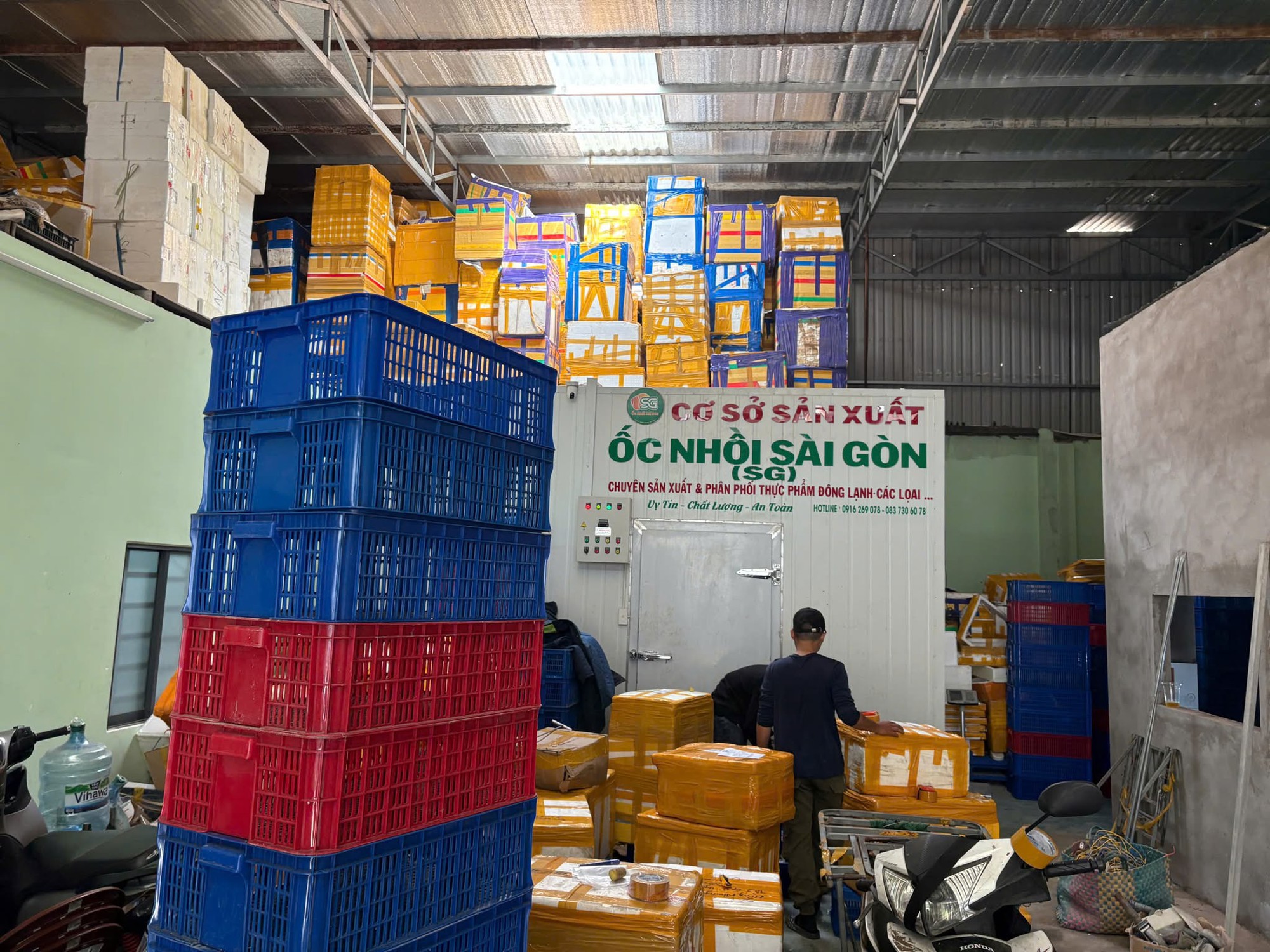 Cận cảnh kho thịt heo "đội lốt" đà điểu, dê, nai, nhím tuồn ra thị trường vừa bị triệt phá- Ảnh 4.