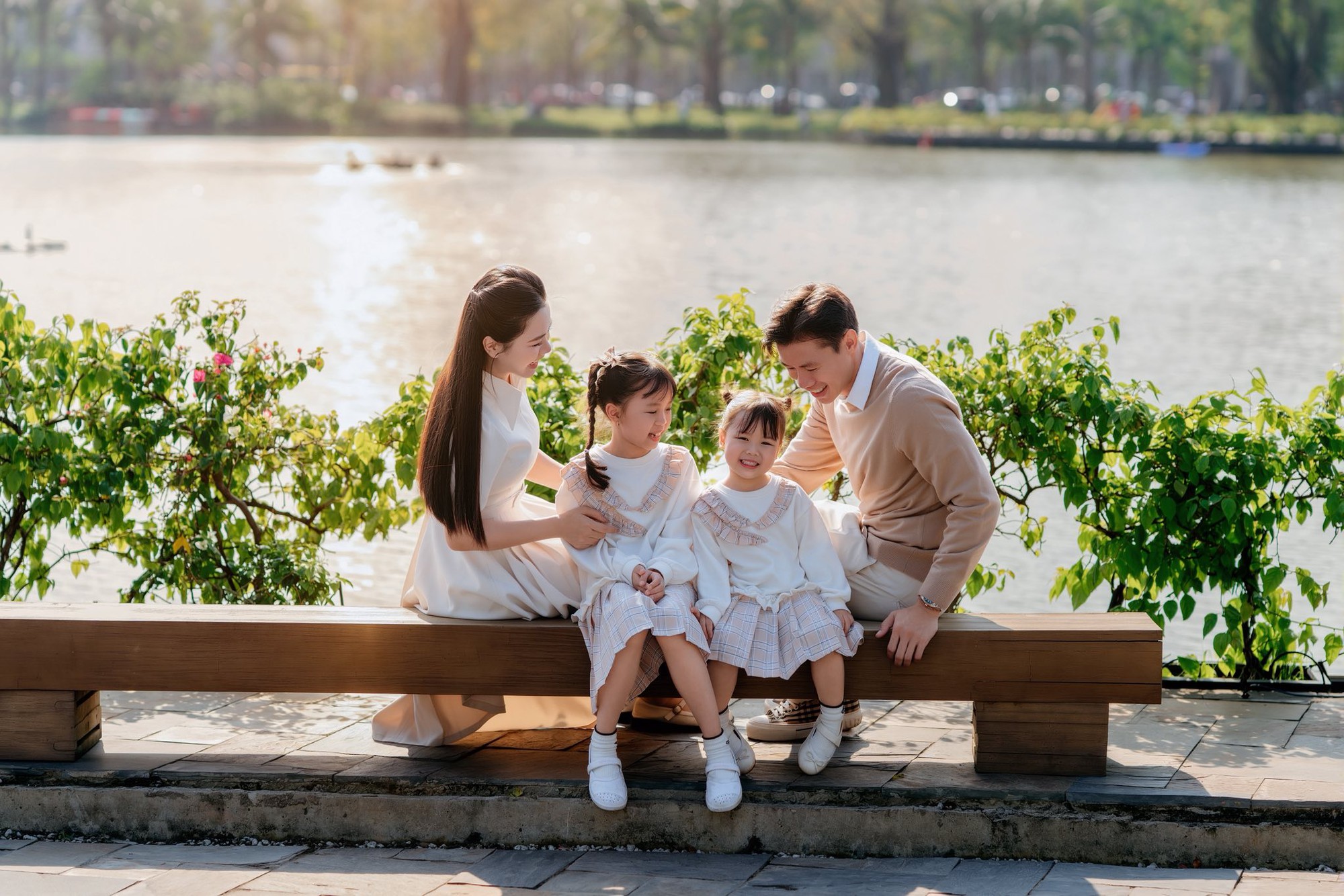 Ngắm bộ ảnh đẹp như ngôn tình của đội trưởng tuyển Việt Nam bên Hoa khôi Đại học Vinh và con gái nhỏ- Ảnh 1.