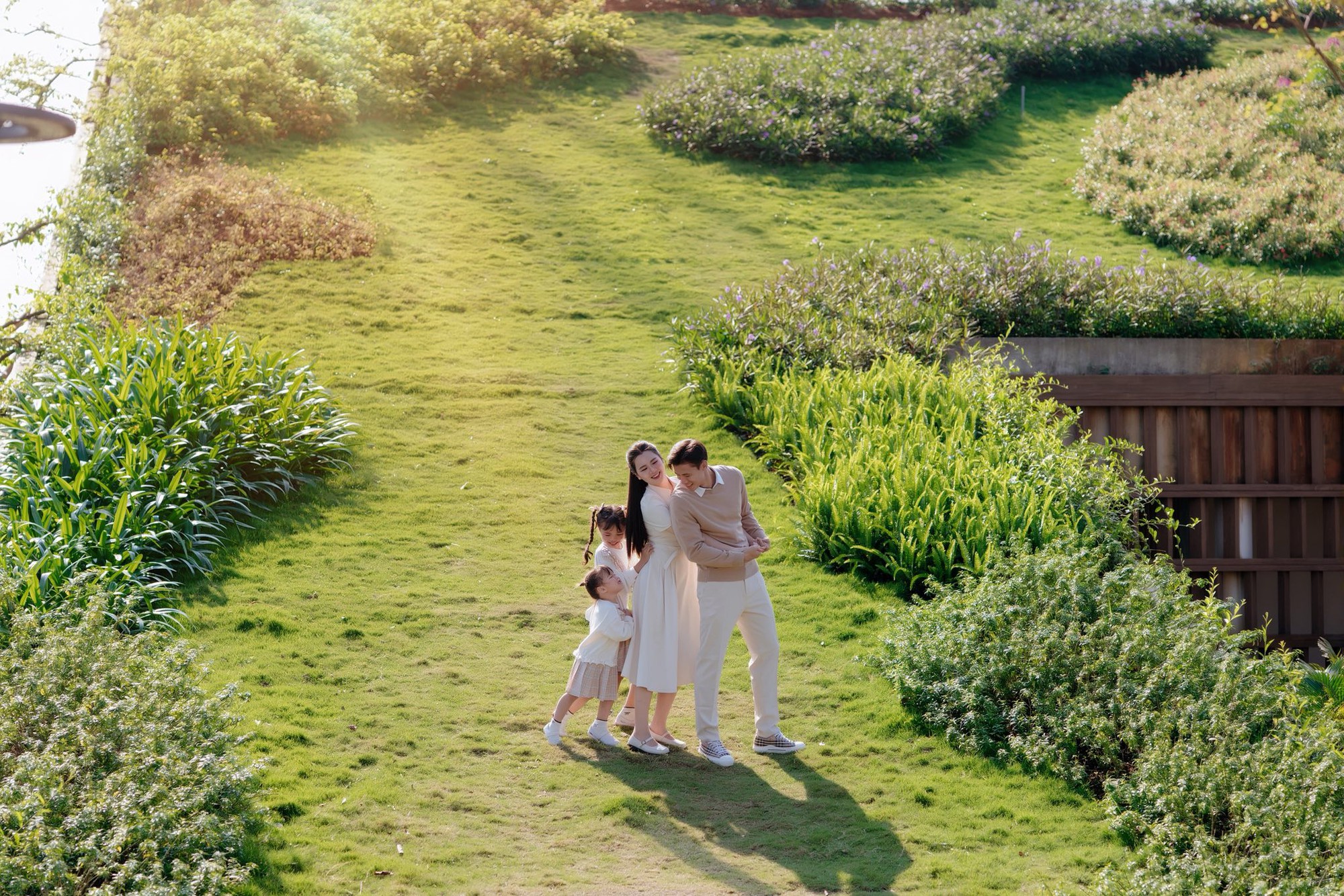 Ngắm bộ ảnh đẹp như ngôn tình của đội trưởng tuyển Việt Nam bên Hoa khôi Đại học Vinh và con gái nhỏ- Ảnh 4.