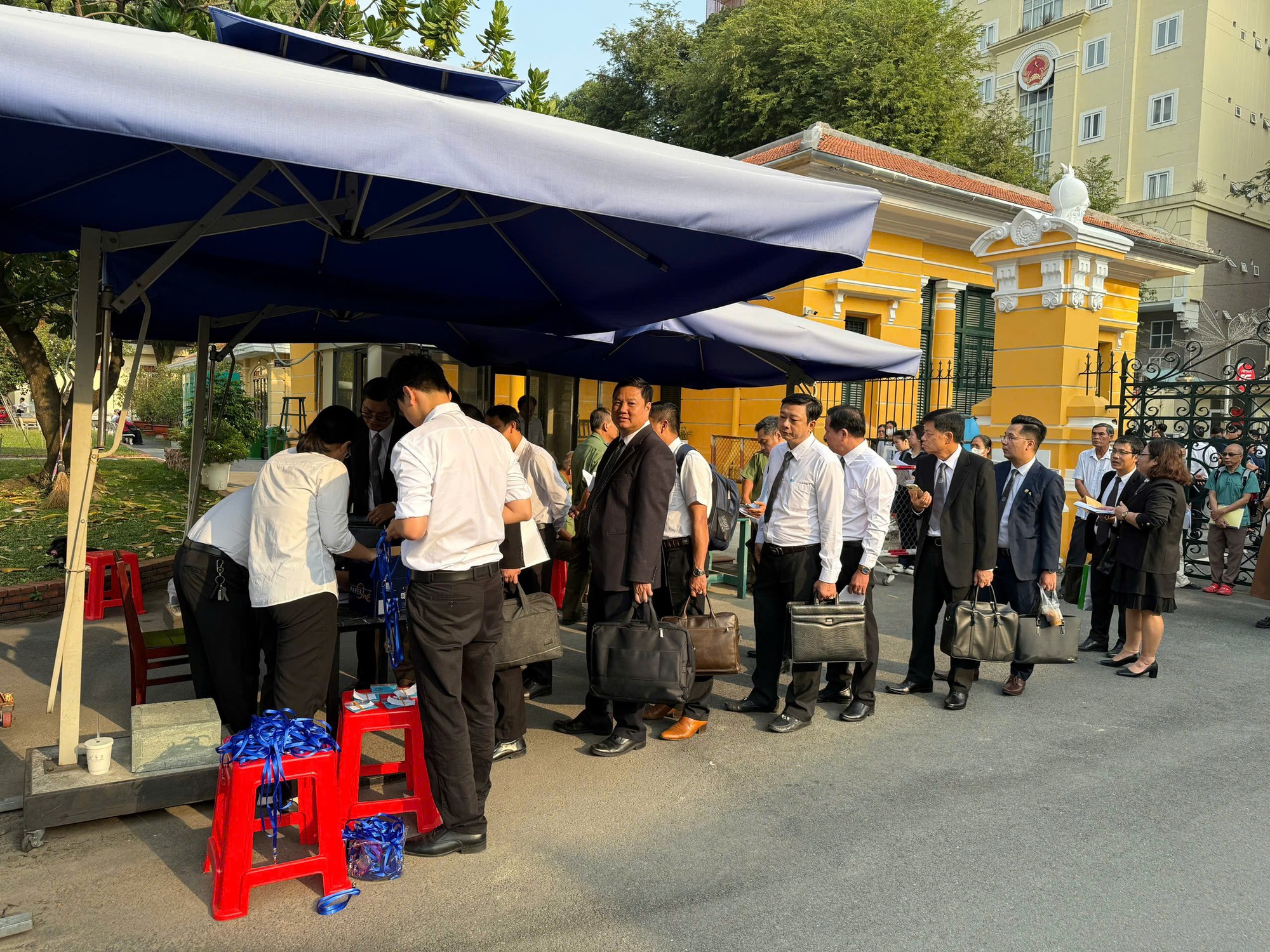 Hình ảnh 100 bị cáo hầu tòa tại TP HCM trong vụ "bão" phiếu thử nghiệm giả - Ảnh 2.