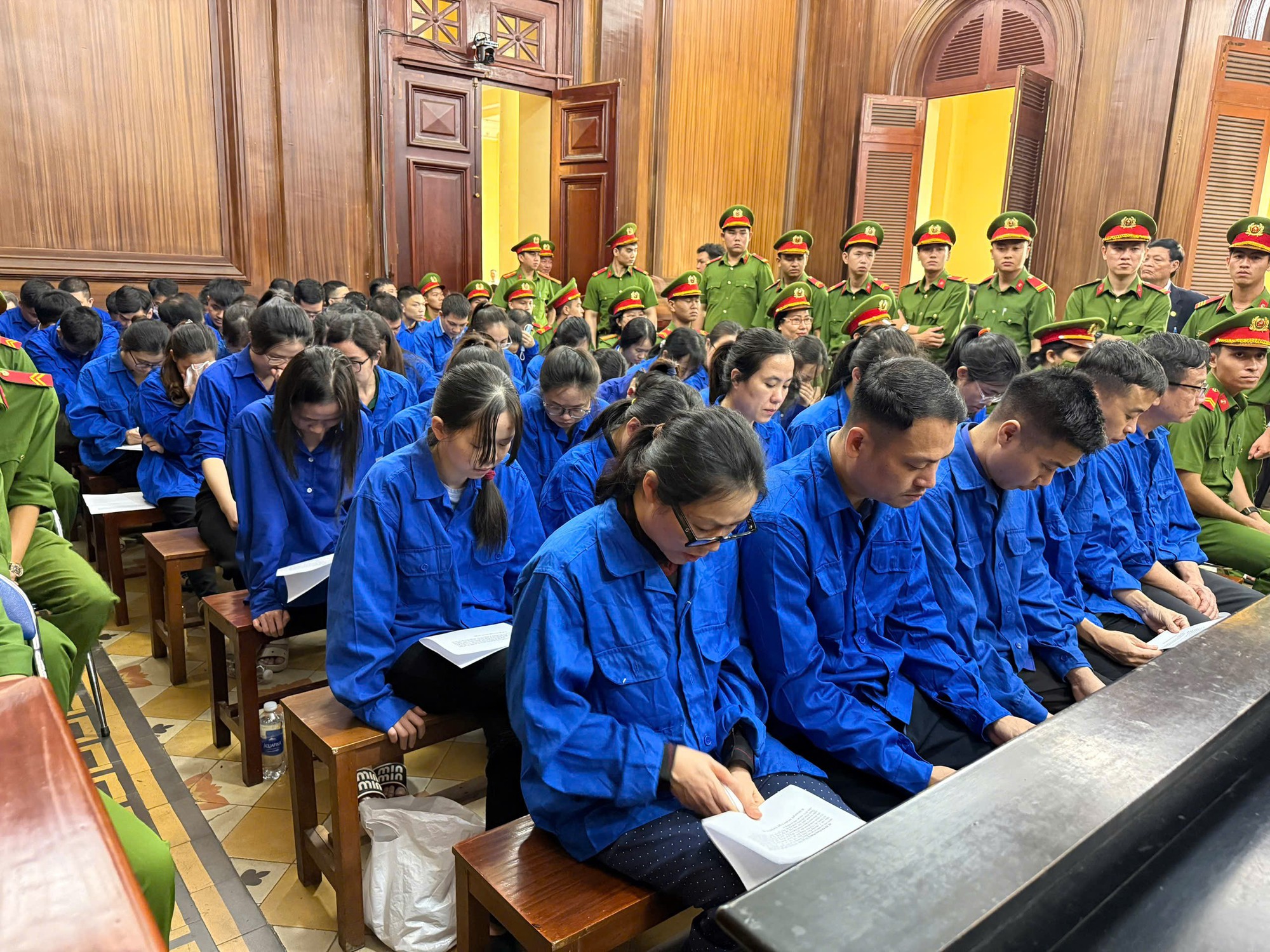 Hình ảnh 100 bị cáo hầu tòa tại TP HCM trong vụ "bão" phiếu thử nghiệm giả - Ảnh 3.
