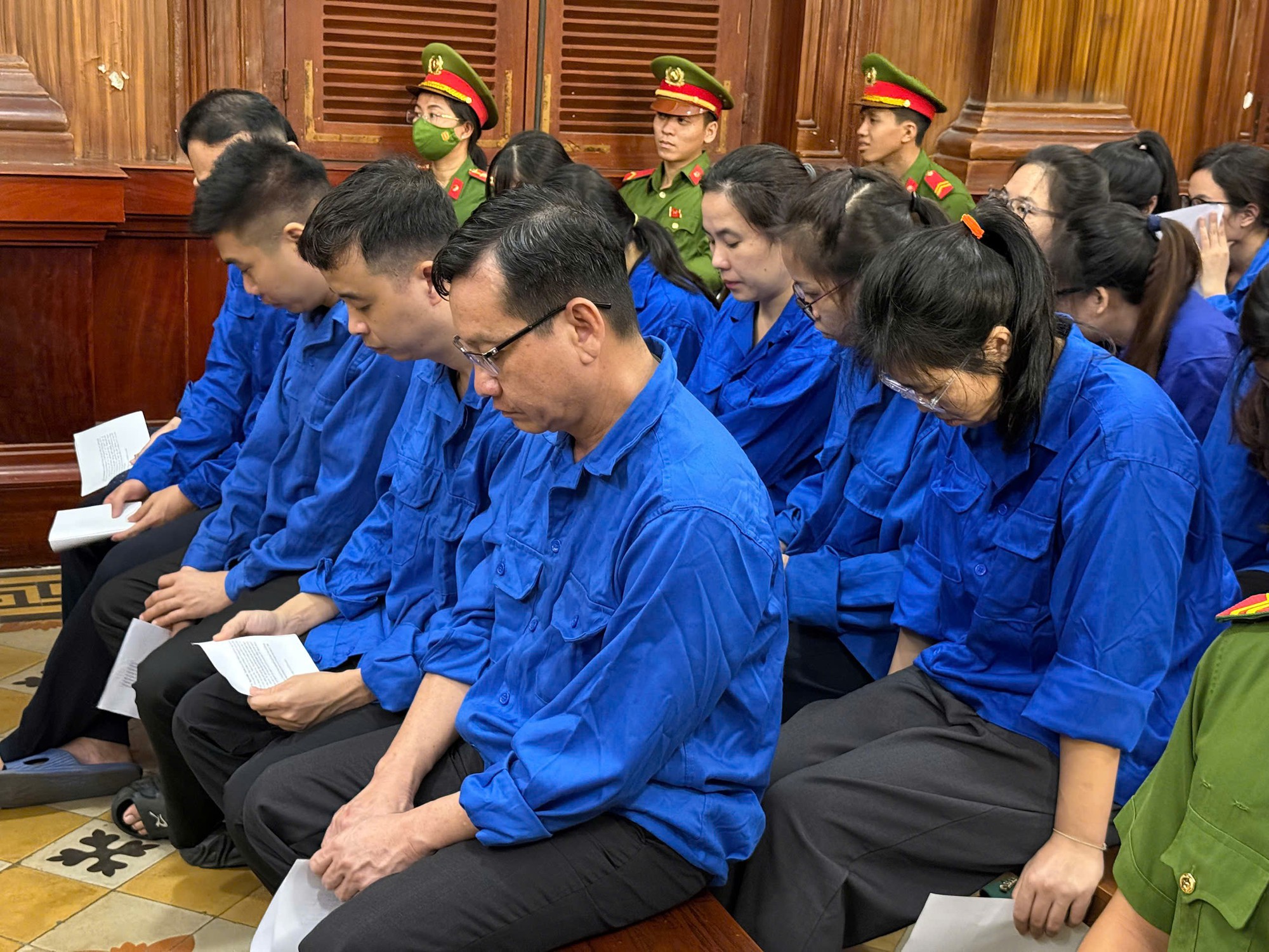 Hình ảnh 100 bị cáo hầu tòa tại TP HCM trong vụ "bão" phiếu thử nghiệm giả - Ảnh 4.