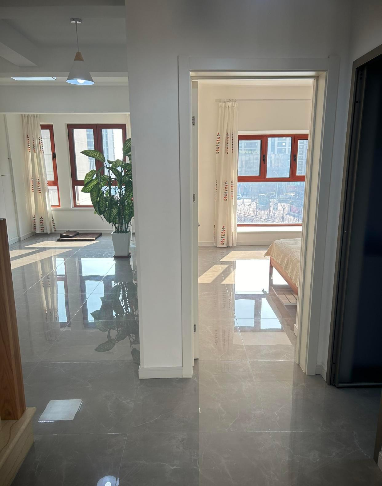 Ngoài 40 tuổi, người phụ nữ sống trong căn nhà gần như trống rỗng và đây là lý do- Ảnh 1.