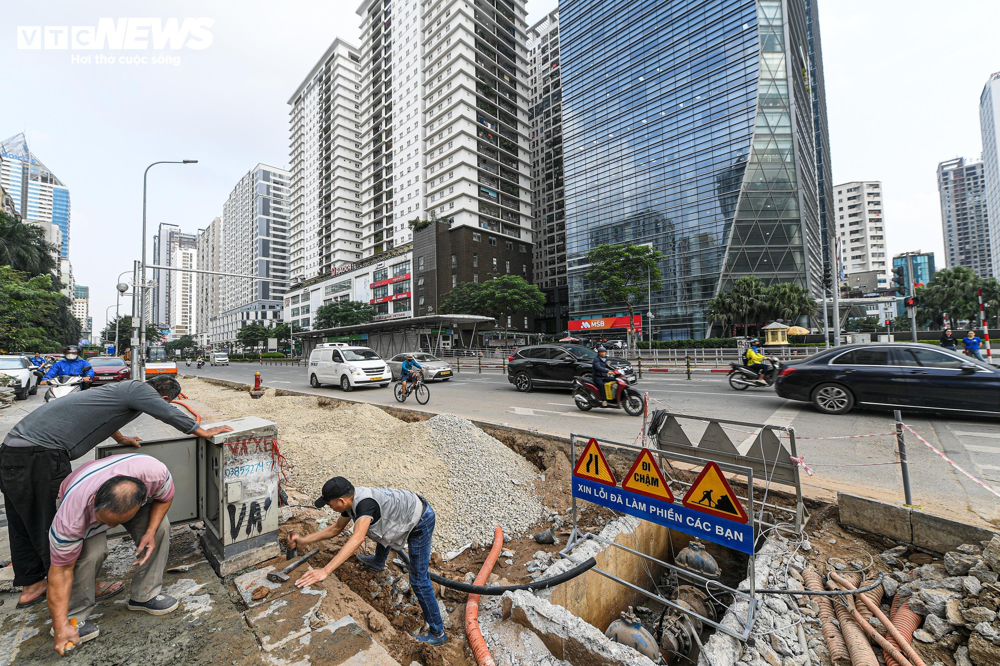 Sau gần 1 tháng xén vỉa hè, 'điểm đen' ùn tắc Lê Văn Lương thay đổi ra sao?- Ảnh 3.