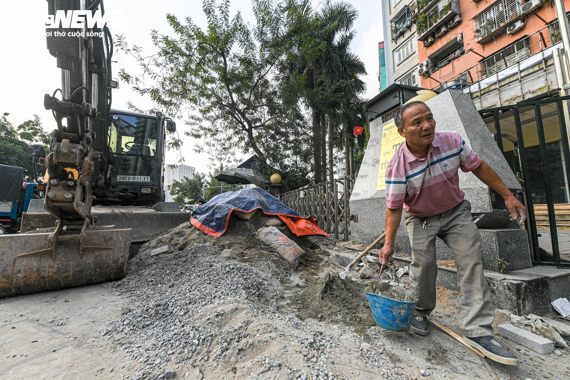 Sau gần 1 tháng xén vỉa hè, 'điểm đen' ùn tắc Lê Văn Lương thay đổi ra sao?- Ảnh 4.