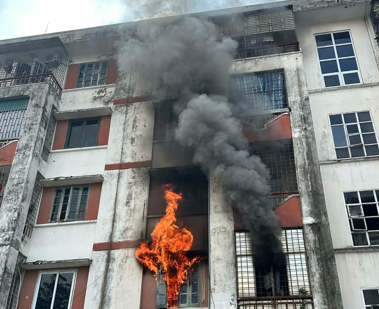 Chung cư giữa khu dân cư đông đúc bất ngờ bốc cháy - Ảnh 1.