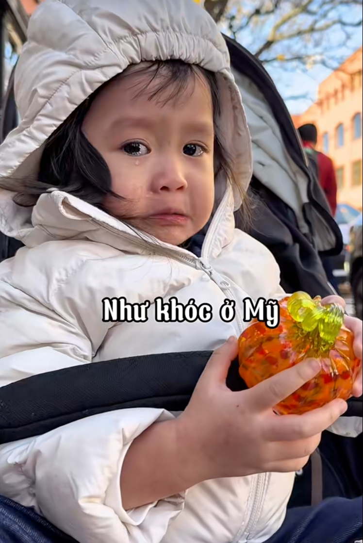 Khóc ở Mỹ, ngã ở Paris..., cô bé mới 3 tuổi đã được "vi vu" khắp thế giới: Đúng là "tuổi thơ dữ dội" khiến người lớn còn phải ước ao - Ảnh 3.